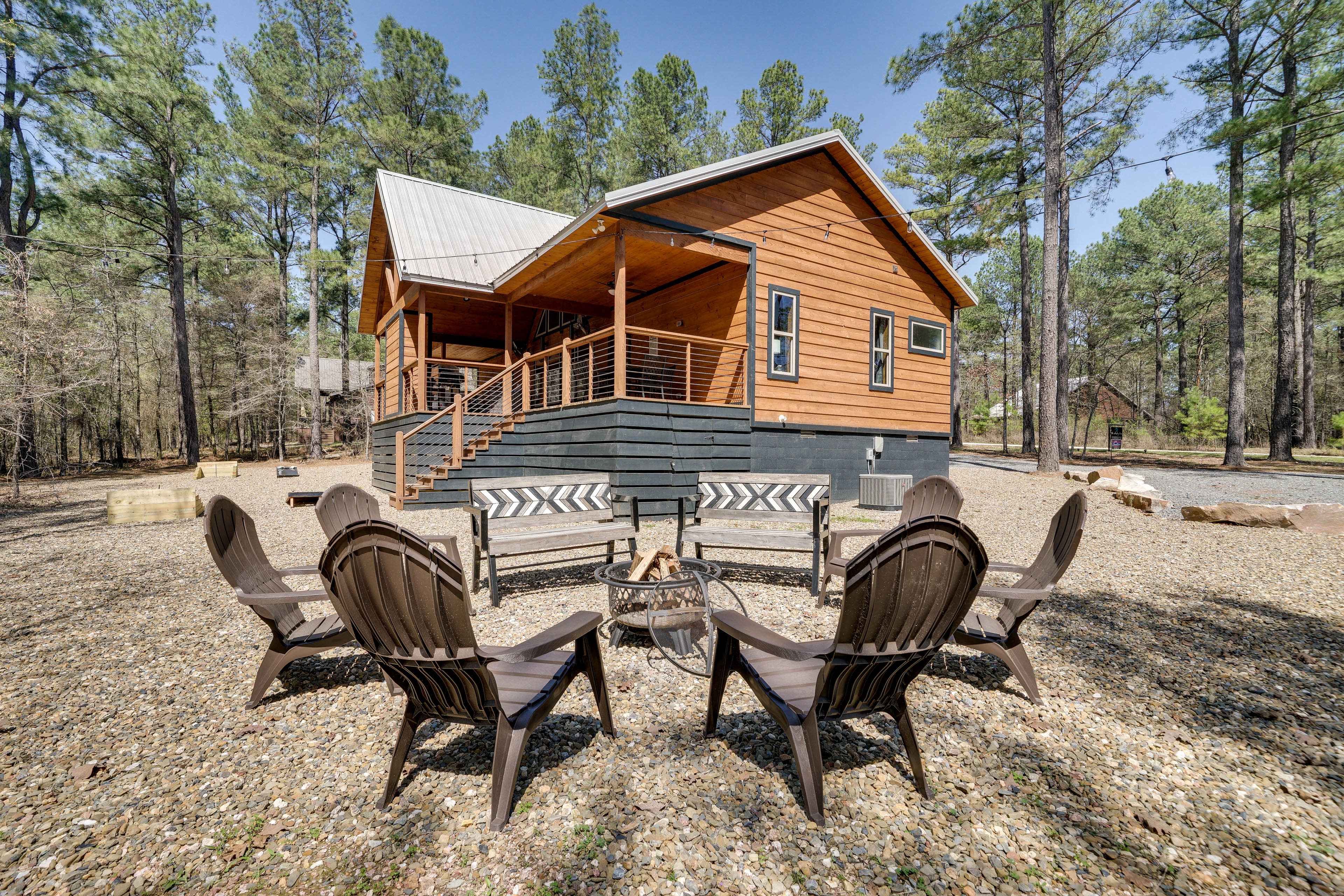 Private Yard | Fire Pit w/ Seating | Cornhole | Horseshoes