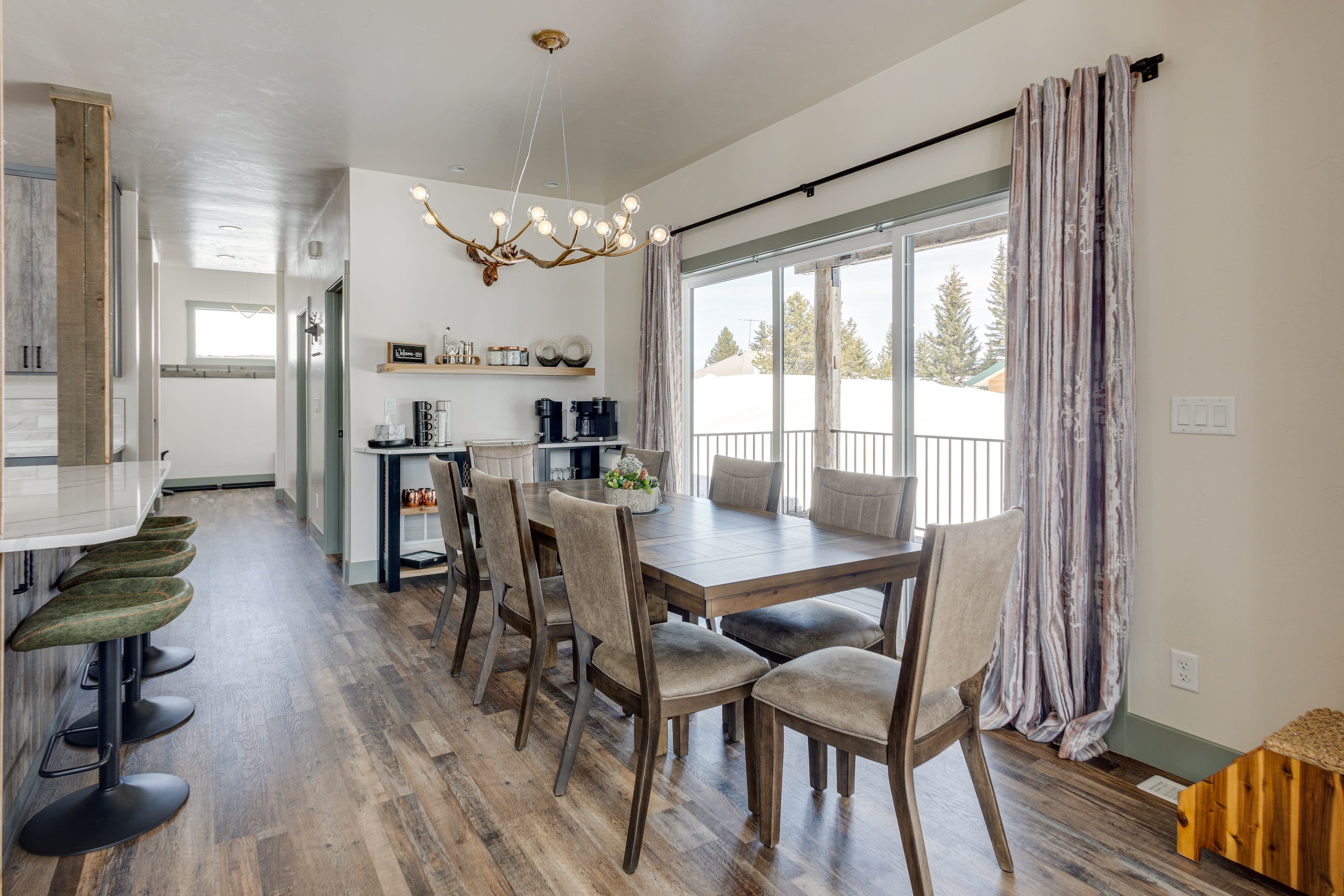 Dining Area | Dishware & Flatware Provided