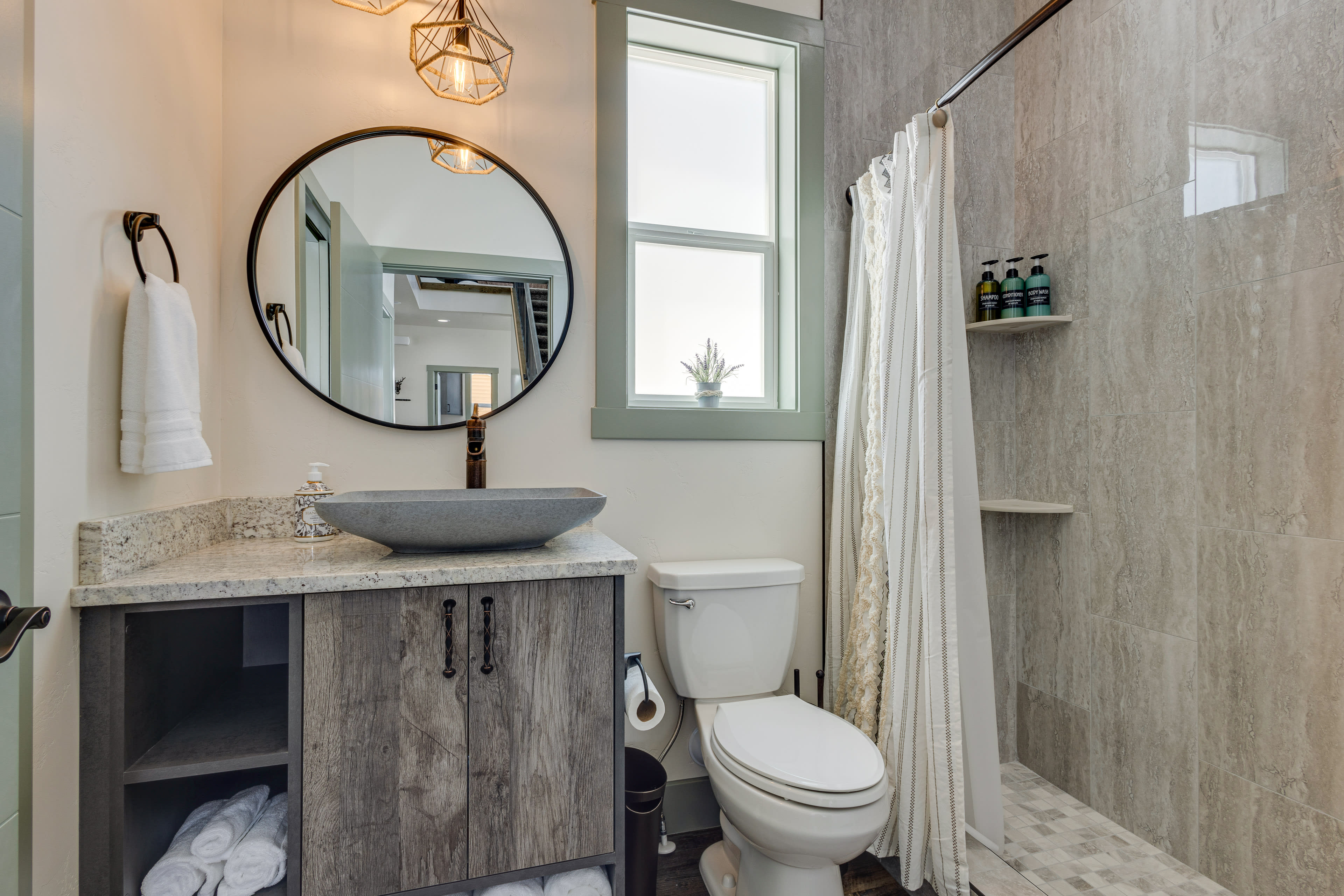 En-Suite Bathroom | Complimentary Toiletries | Hair Dryer
