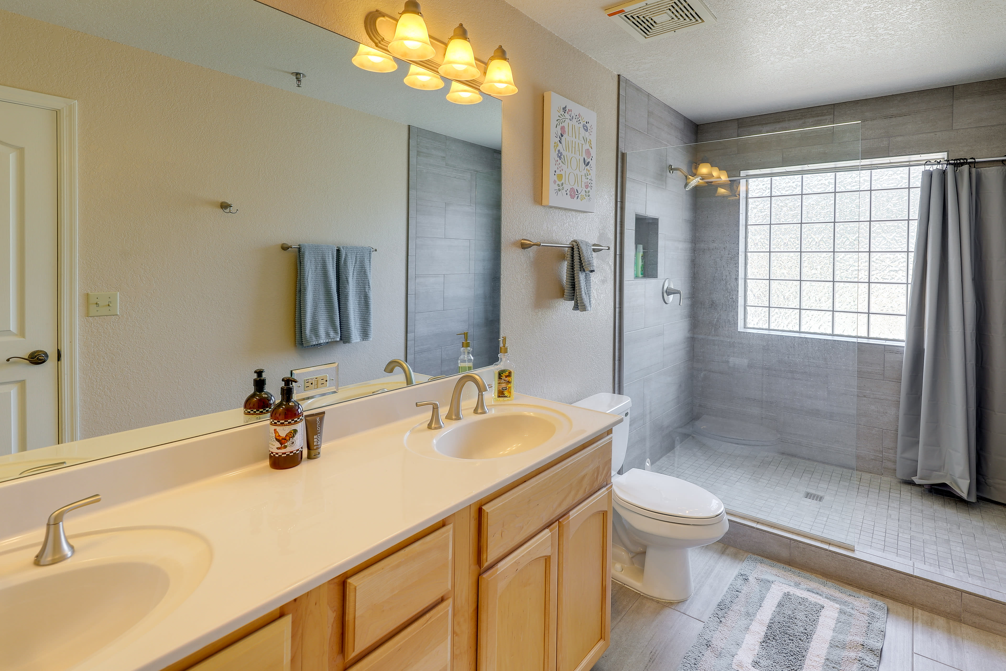 En-Suite Bathroom | Complimentary Toiletries | Hair Dryer | Walk-In Closet