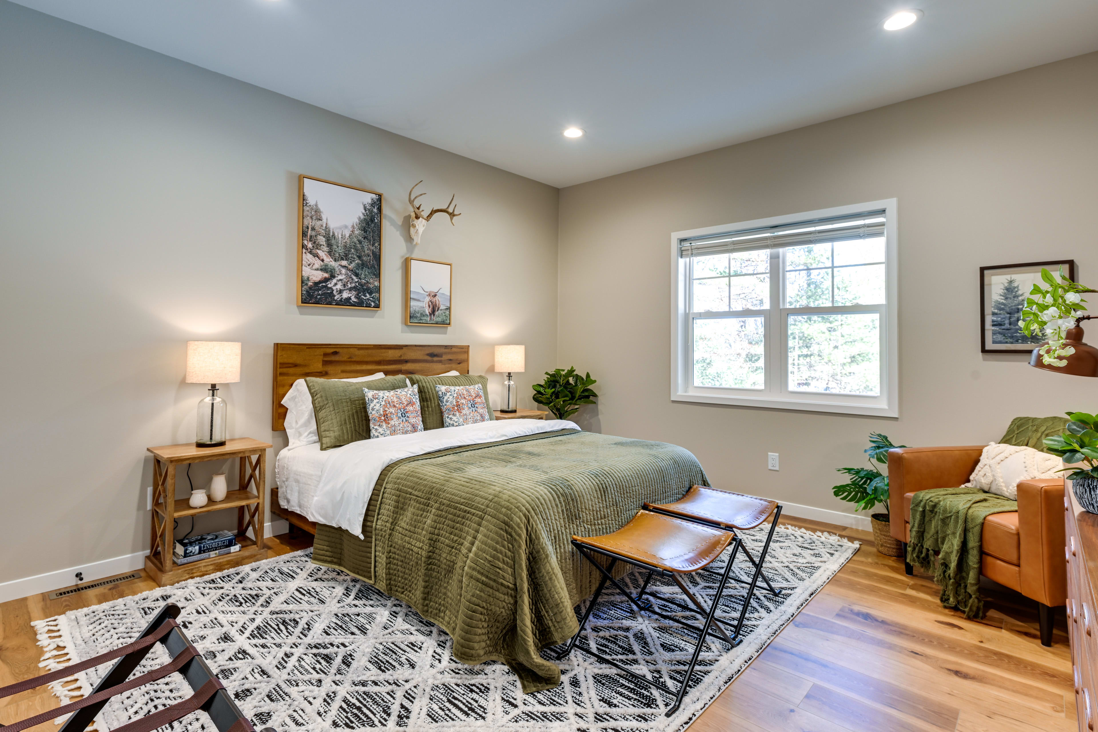 Bedroom 1 | Queen Bed | Smart TV | Linens Provided | Books | Board Games