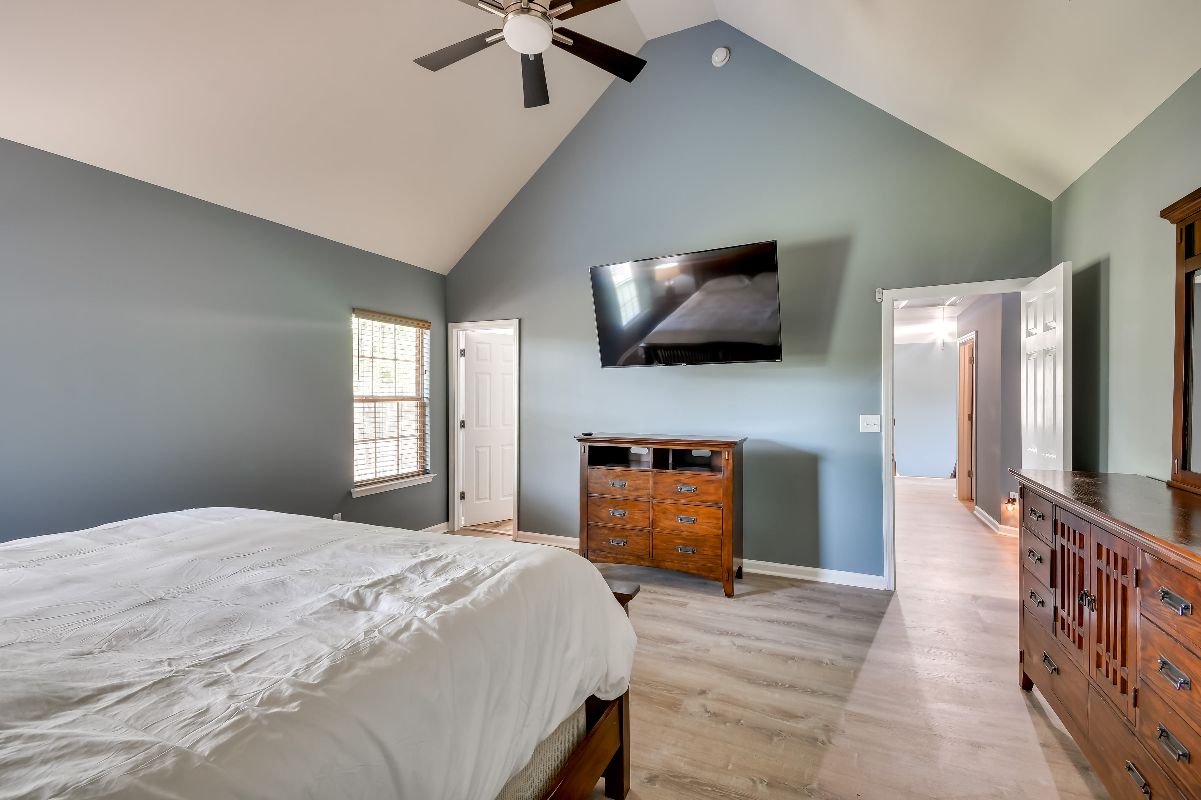 Bedroom 3 | Queen Bed | Smart TV | En-Suite Bathroom