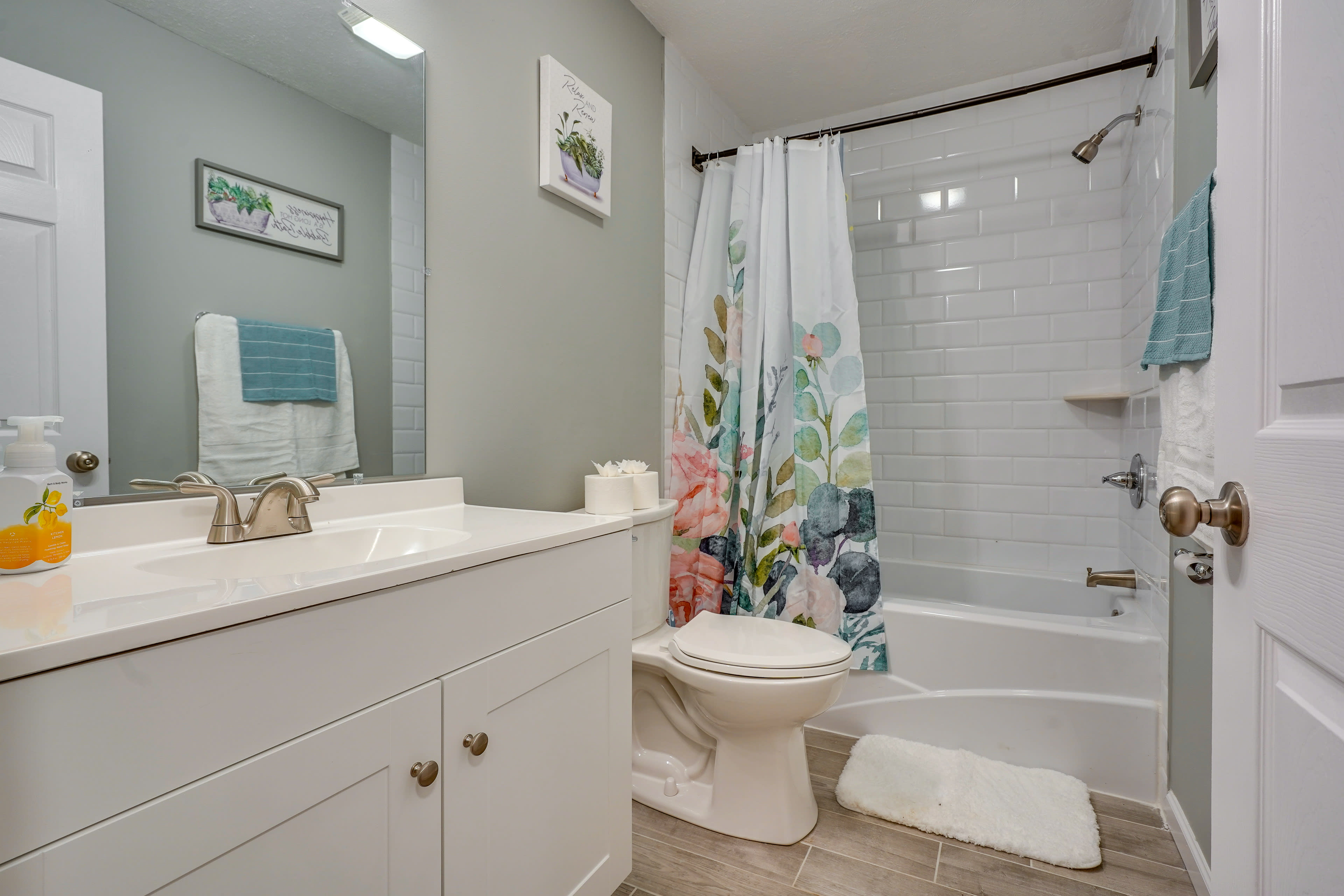 Full Bathroom | Shower/Tub Combo | Towels Provided