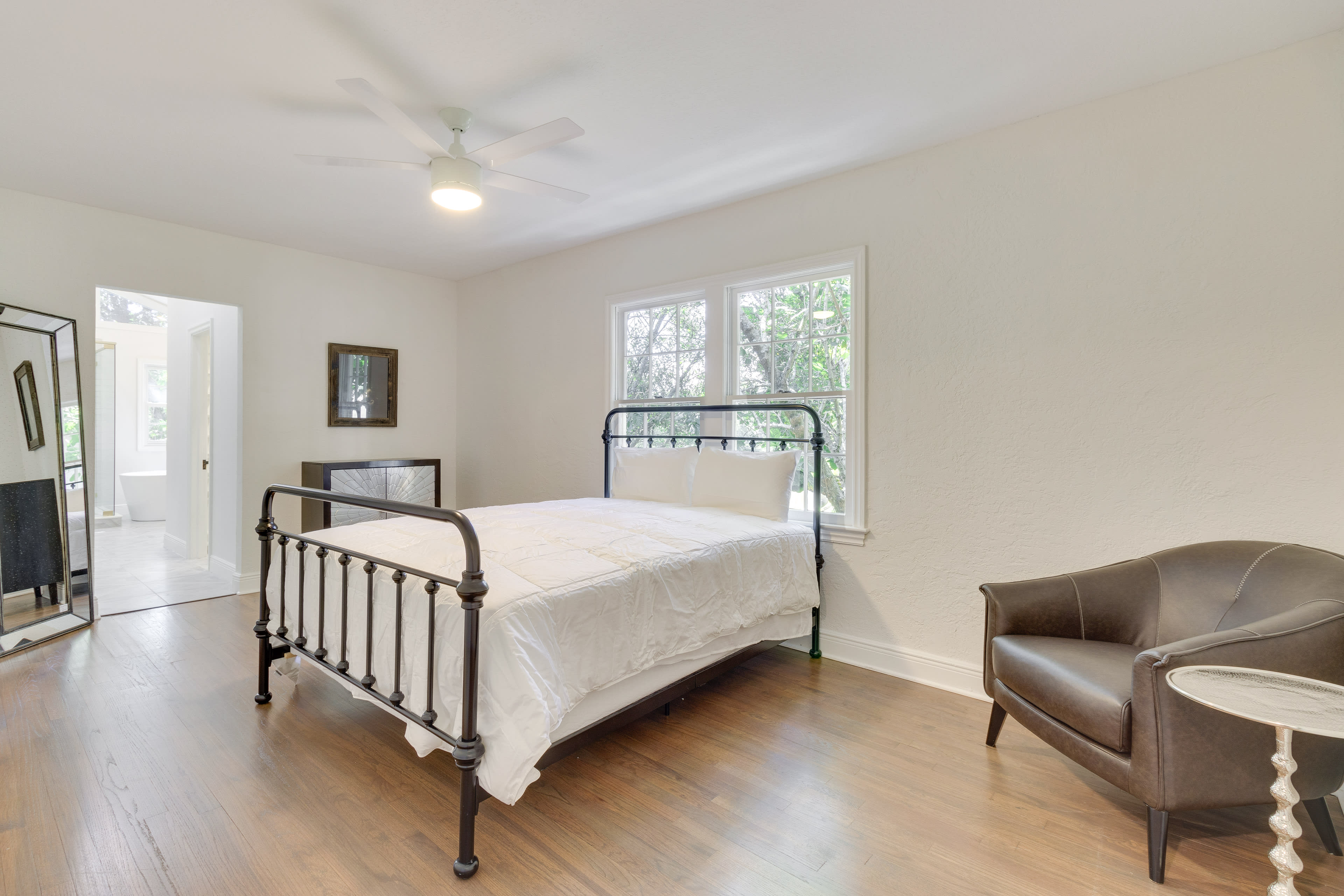 Bedroom 1 | Queen Bed | En-Suite Bathroom