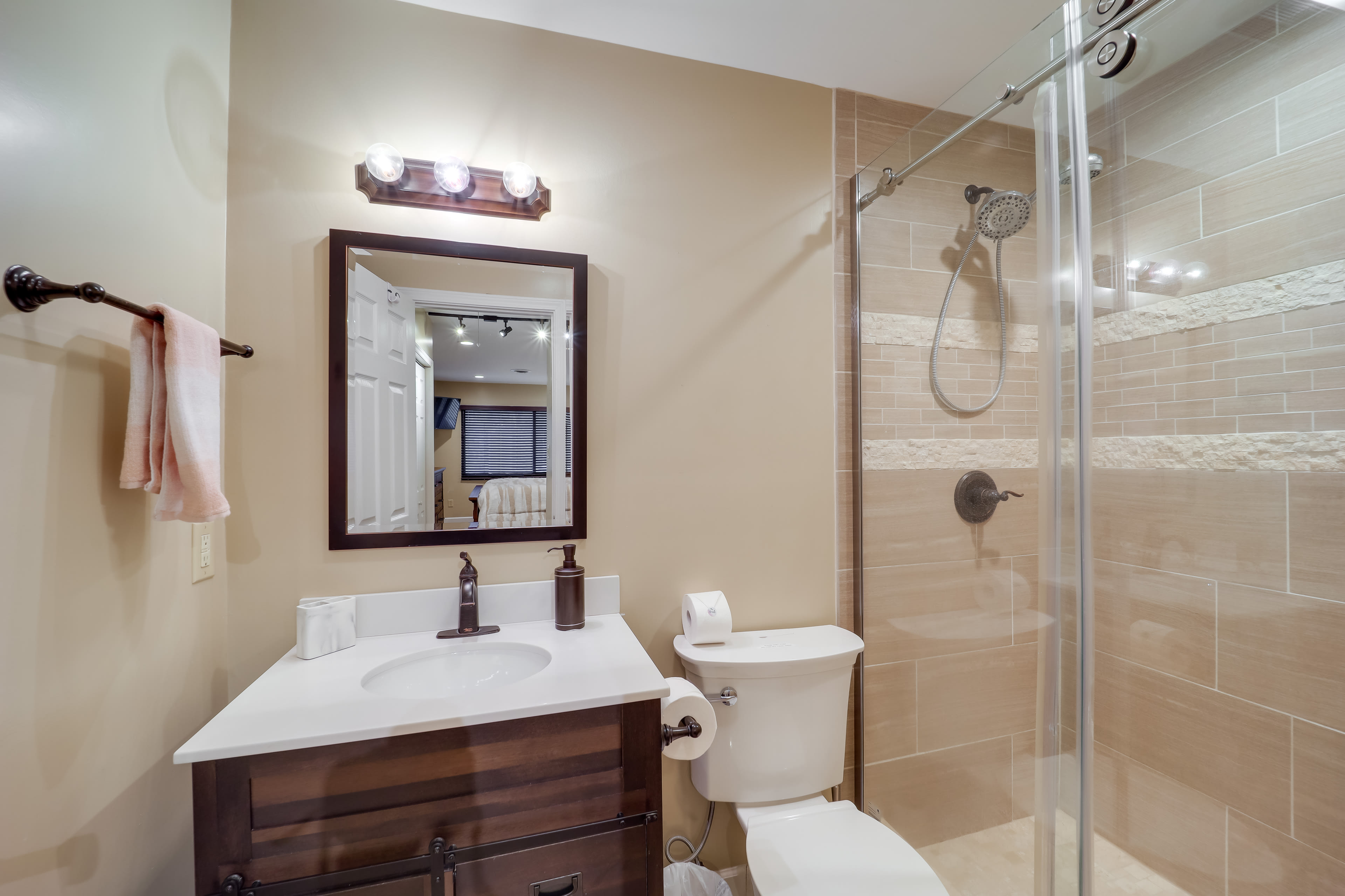 Full Bathroom | Towels Provided | Complimentary Toiletries