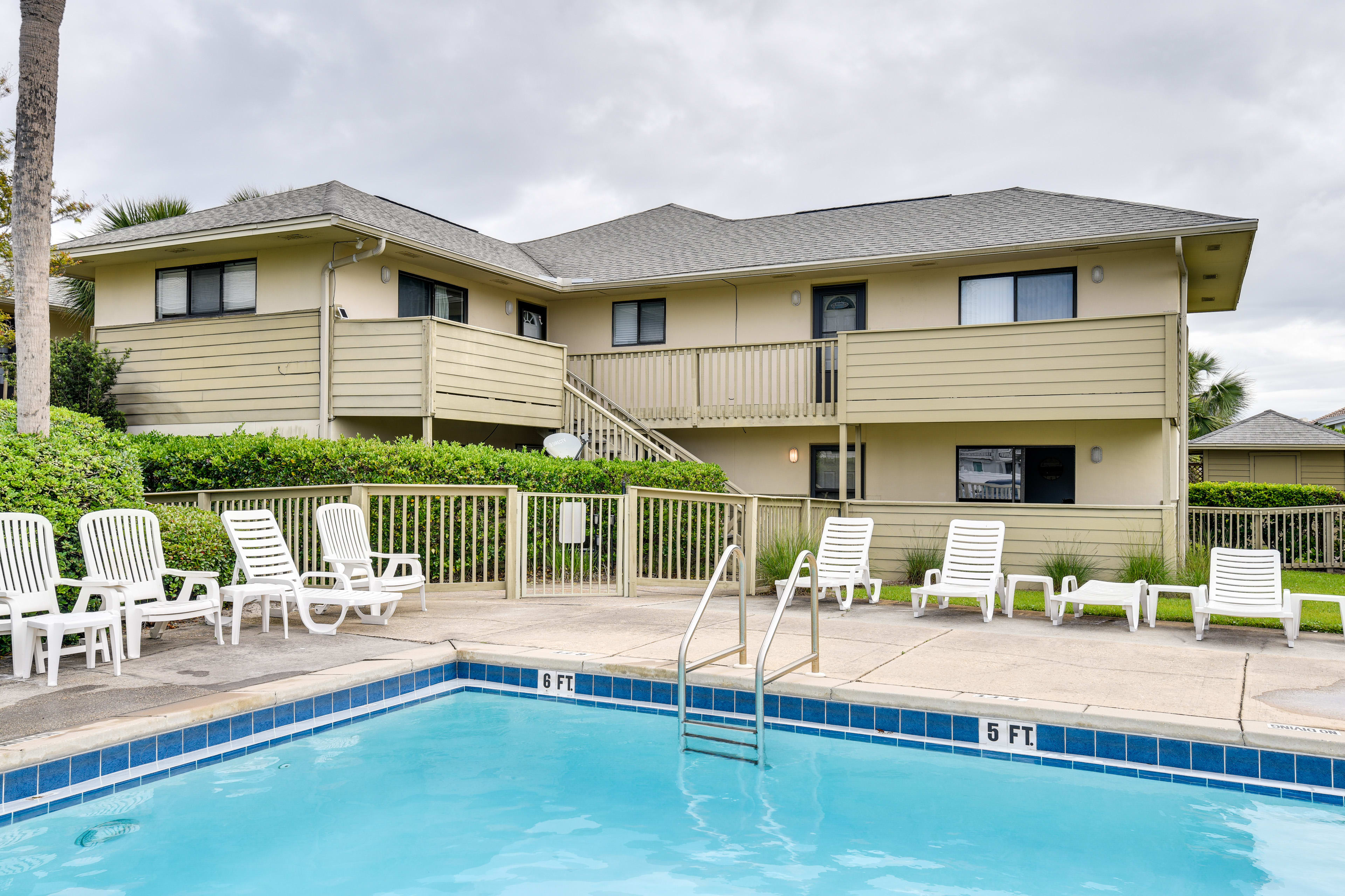 Cross Creek Condo Club Pool (3'-6')