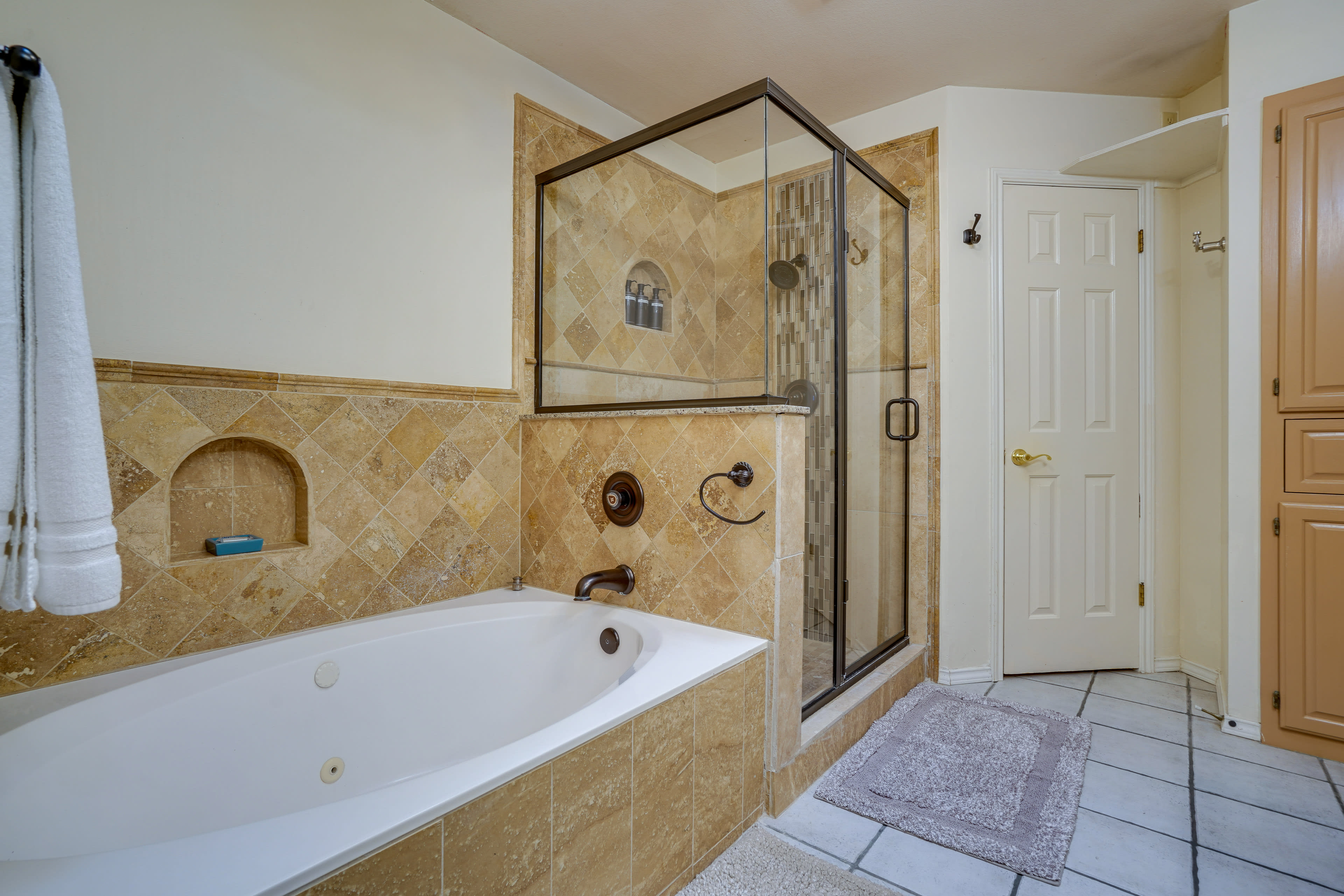 Full Bathroom | Towels Provided | Complimentary Toiletries