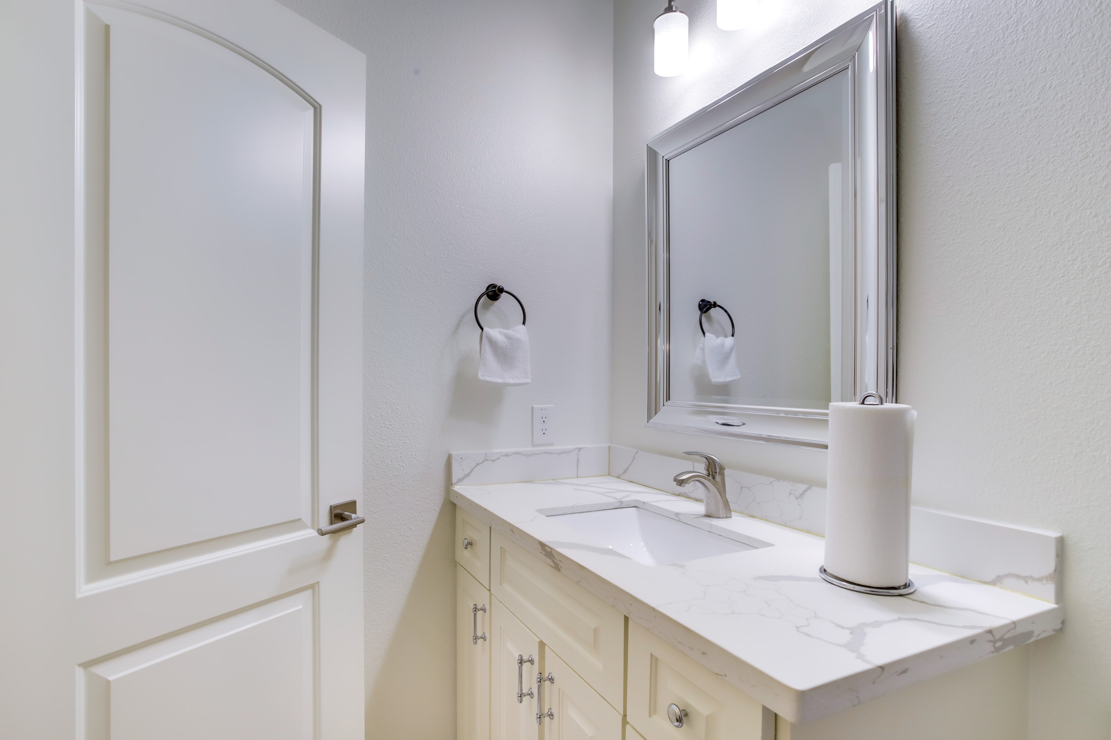 Full Bathroom | Shower/Tub Combo | Towels Provided | Complimentary Toiletries