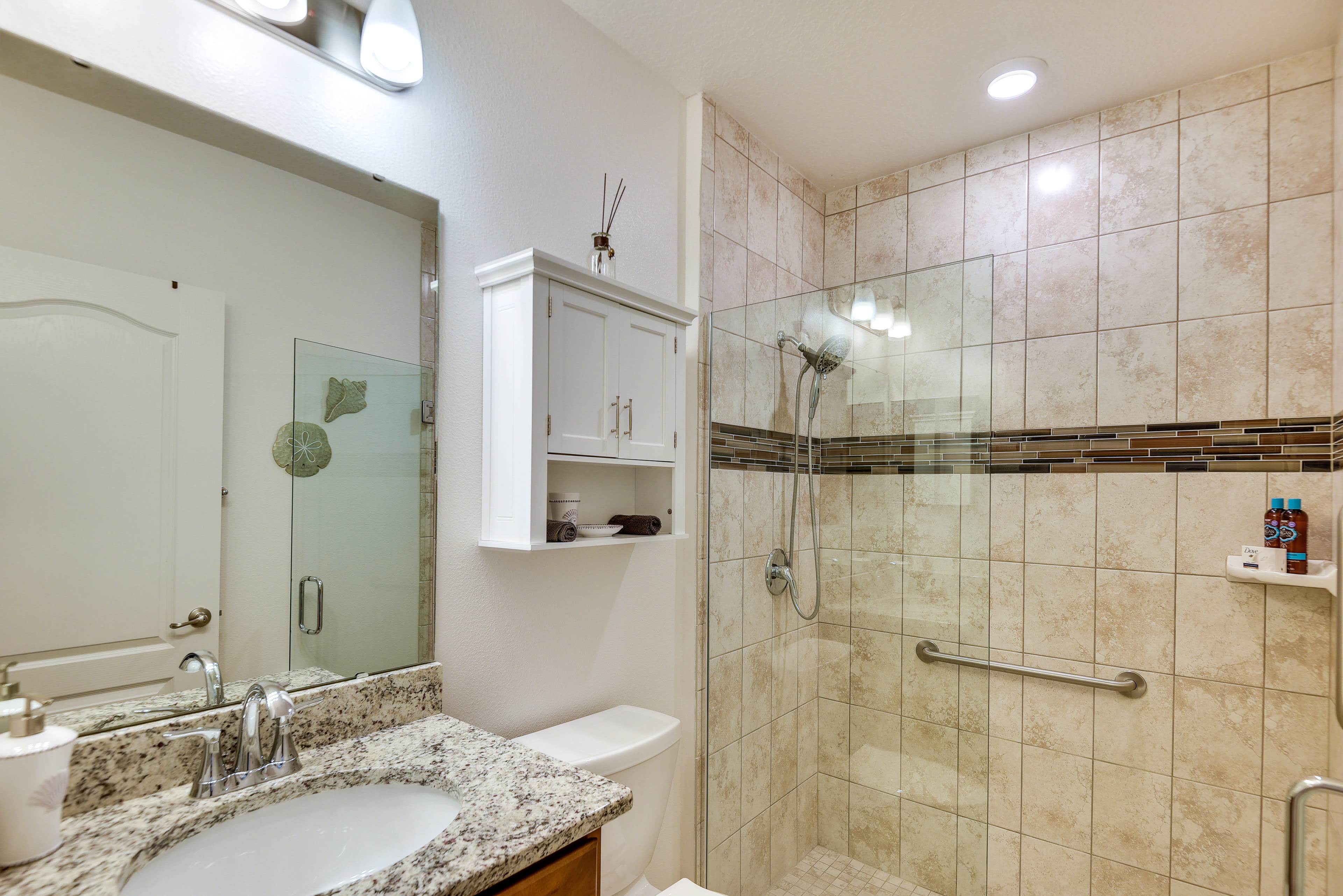 Full Bathroom | Walk-In Shower | Towels Provided