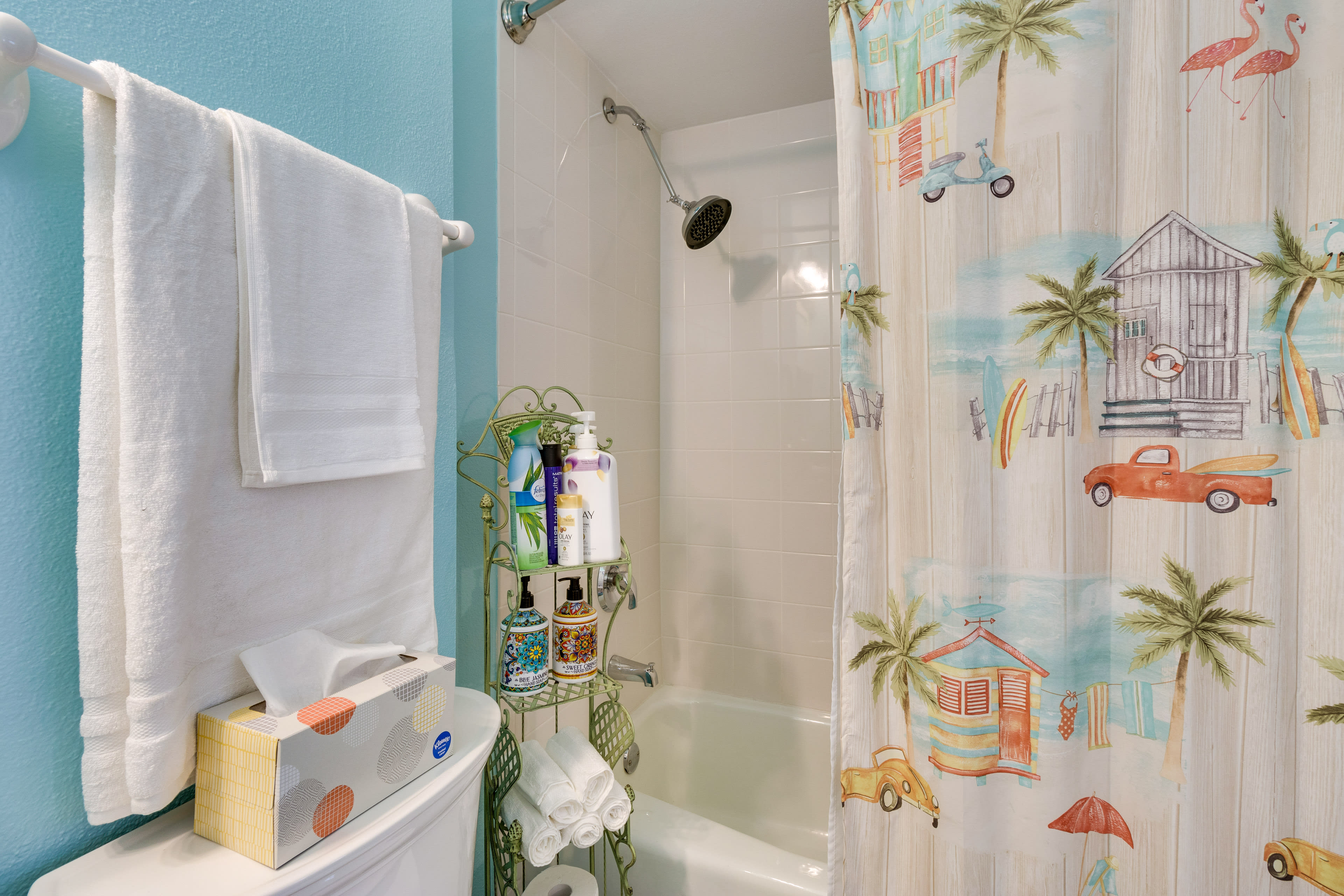 Full Bathroom | Towels Provided | Shower/Tub Combo