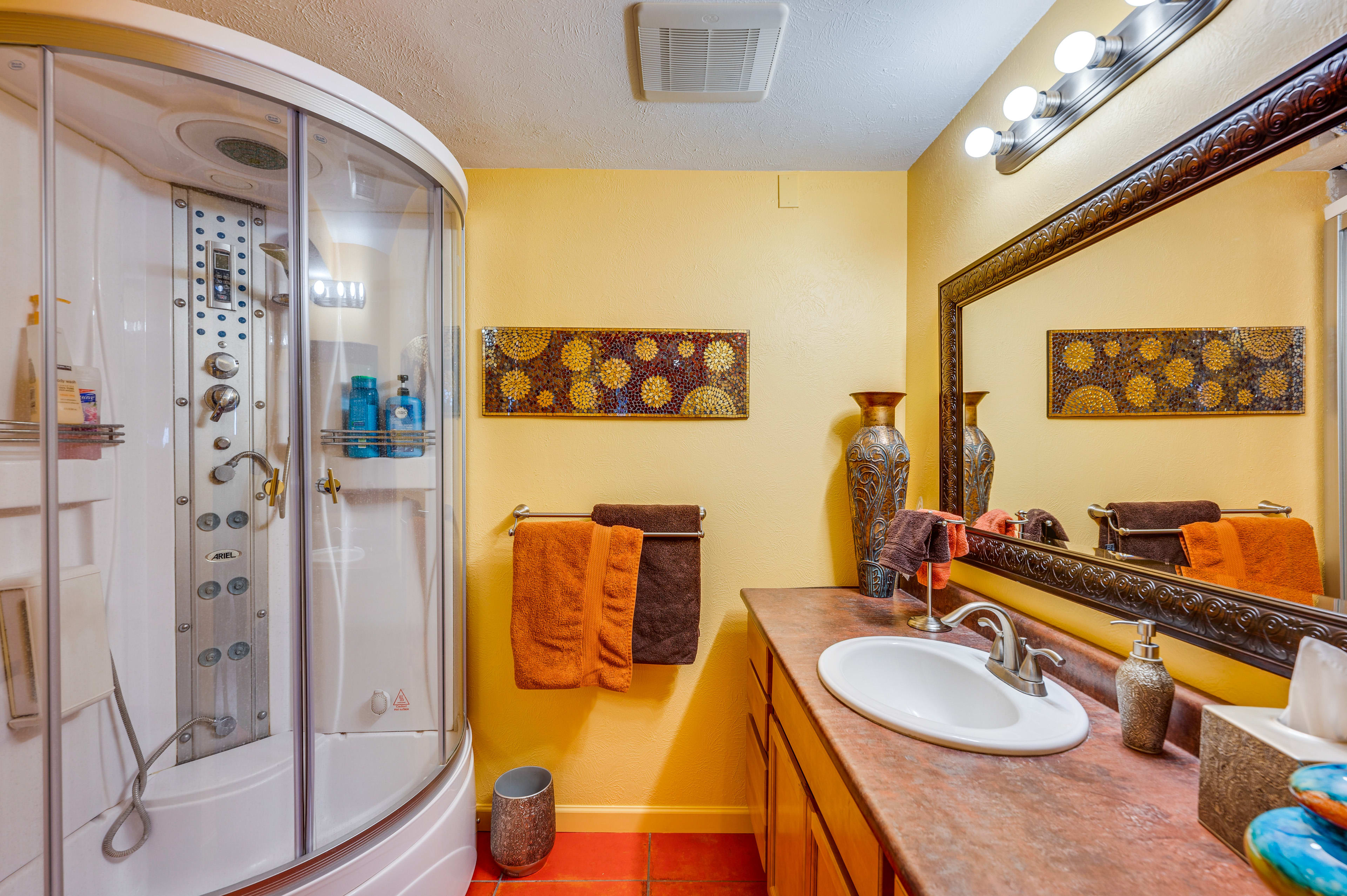 Full Bathroom | Towels Provided | Complimentary Toiletries