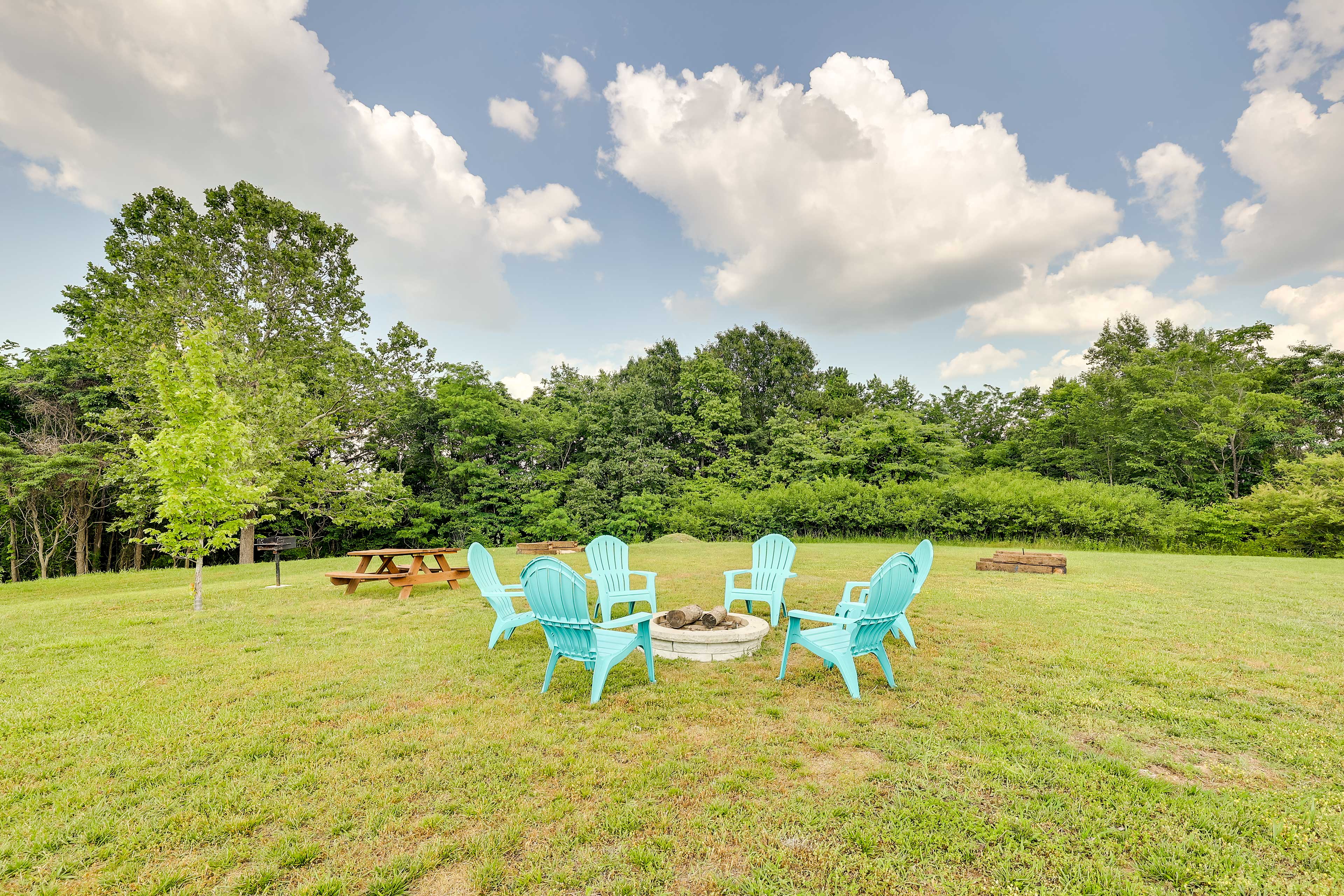 Community Amenities | Fire Pit | Gas & Charcoal Grills | Horseshoes