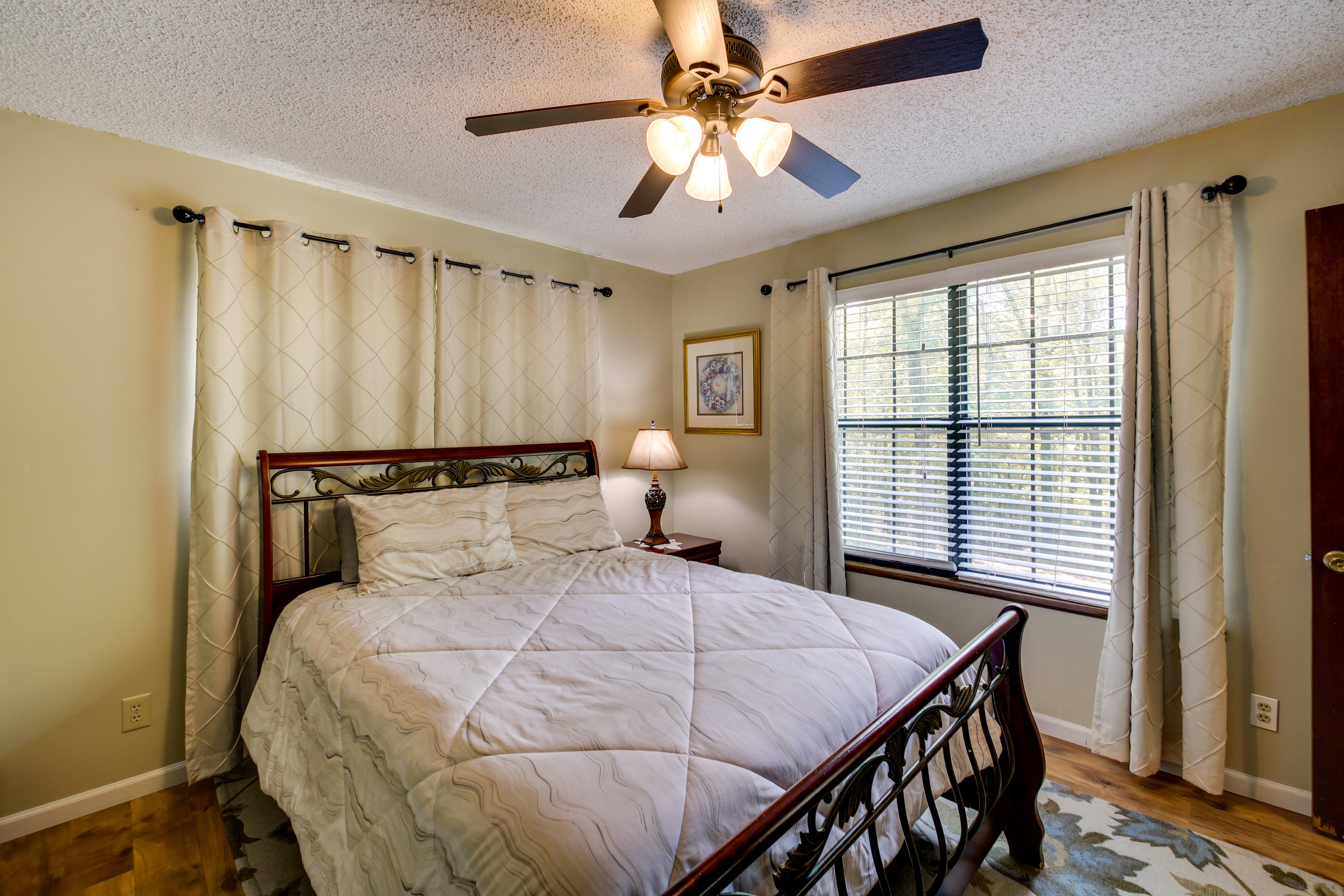 Bedroom 1 | Main Level | Queen Bed | Linens Provided | Smart TV