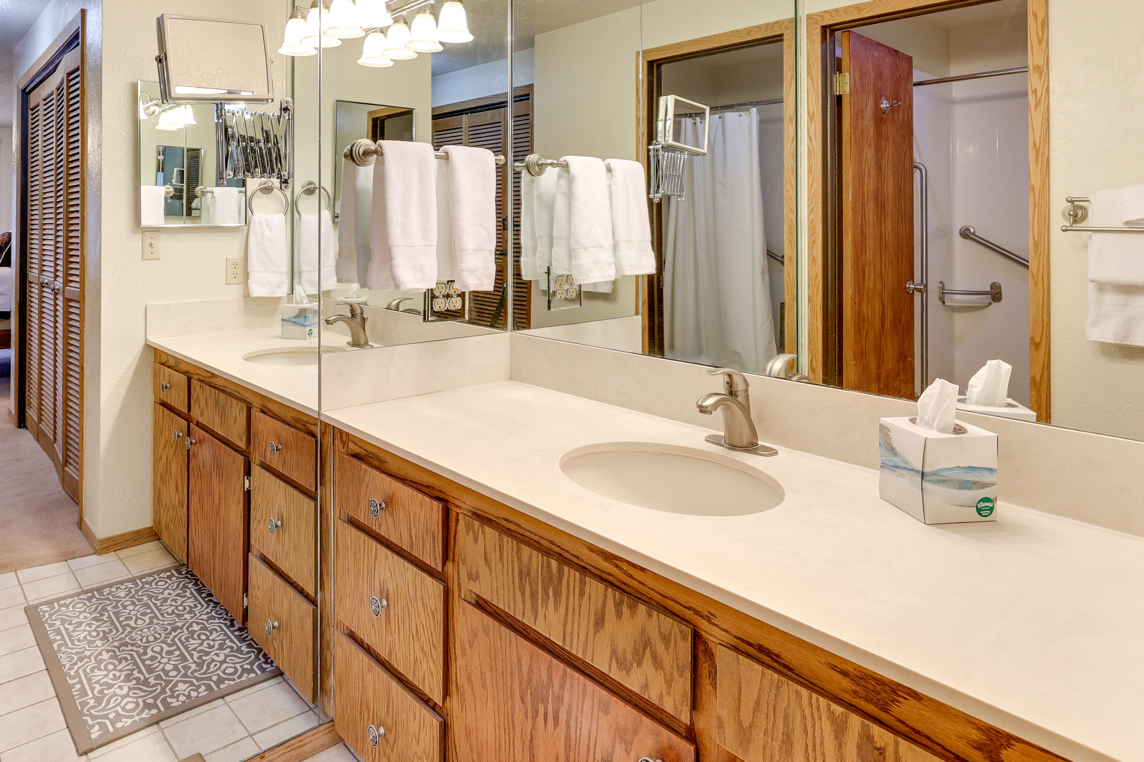 Full En-Suite Bathroom | Towels Provided | Complimentary Toiletries