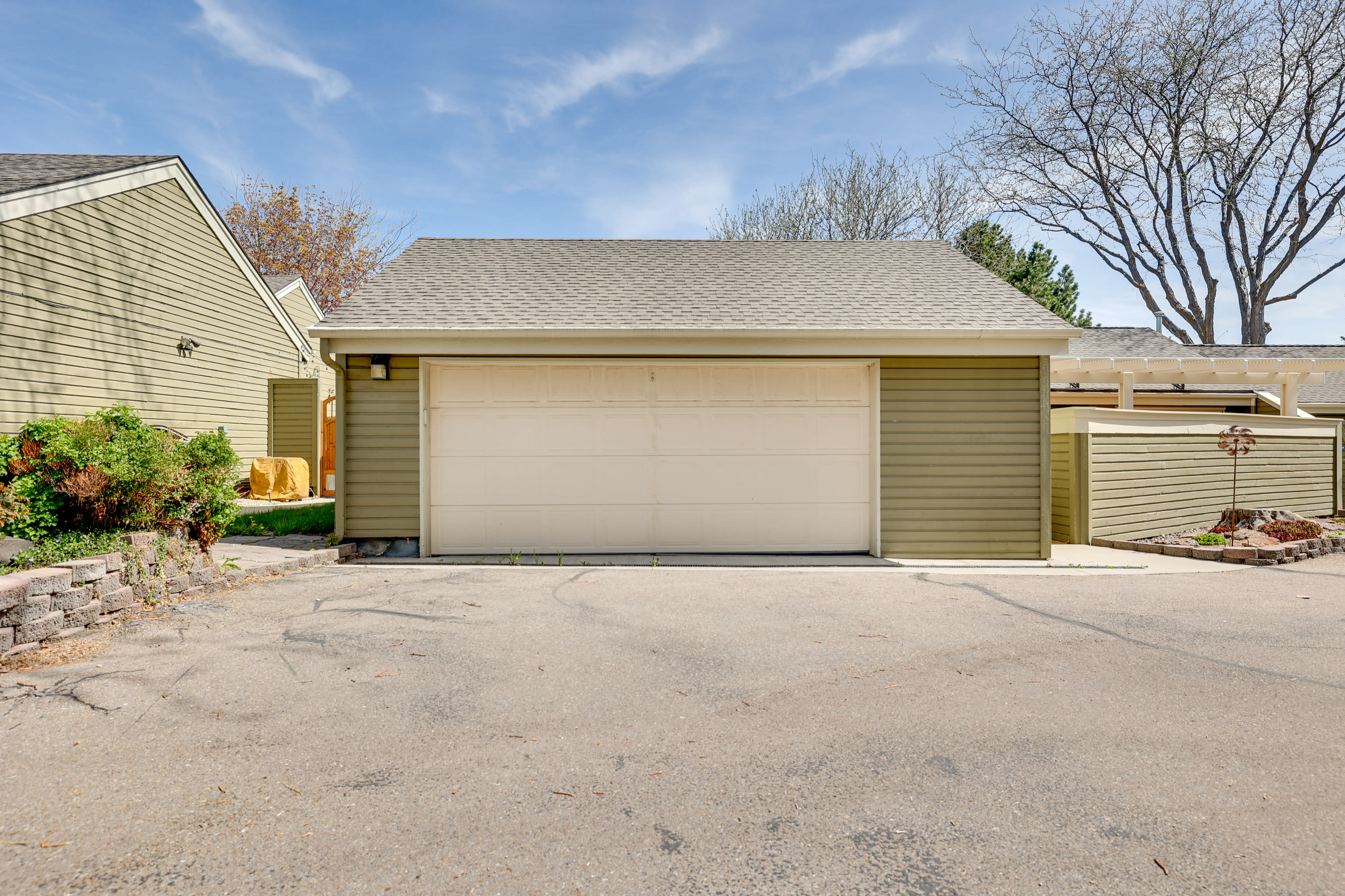 Parking | Garage (2 Vehicles) | Driveway (2 Vehicles)