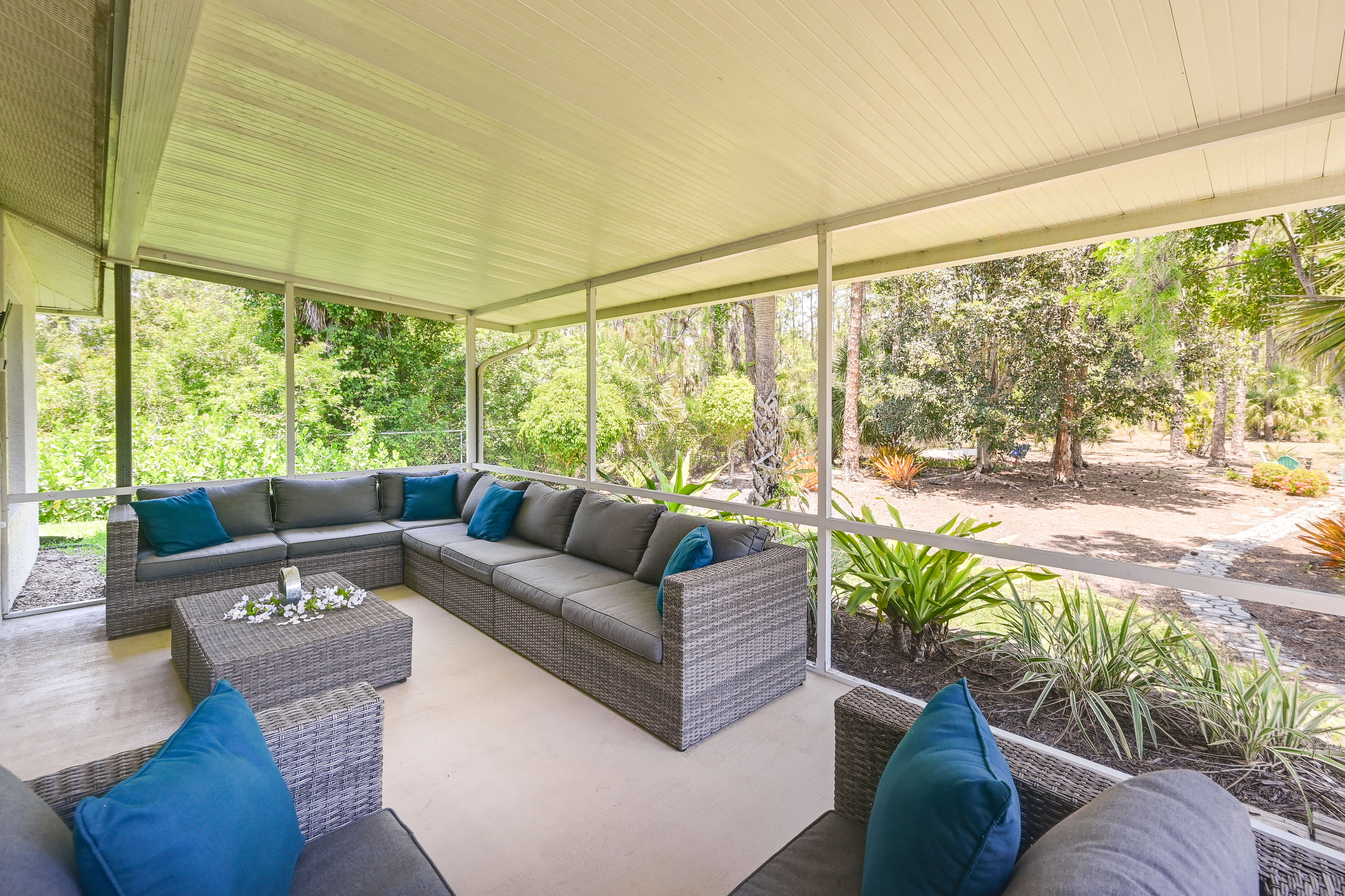 Screened Porch | Ample Seating