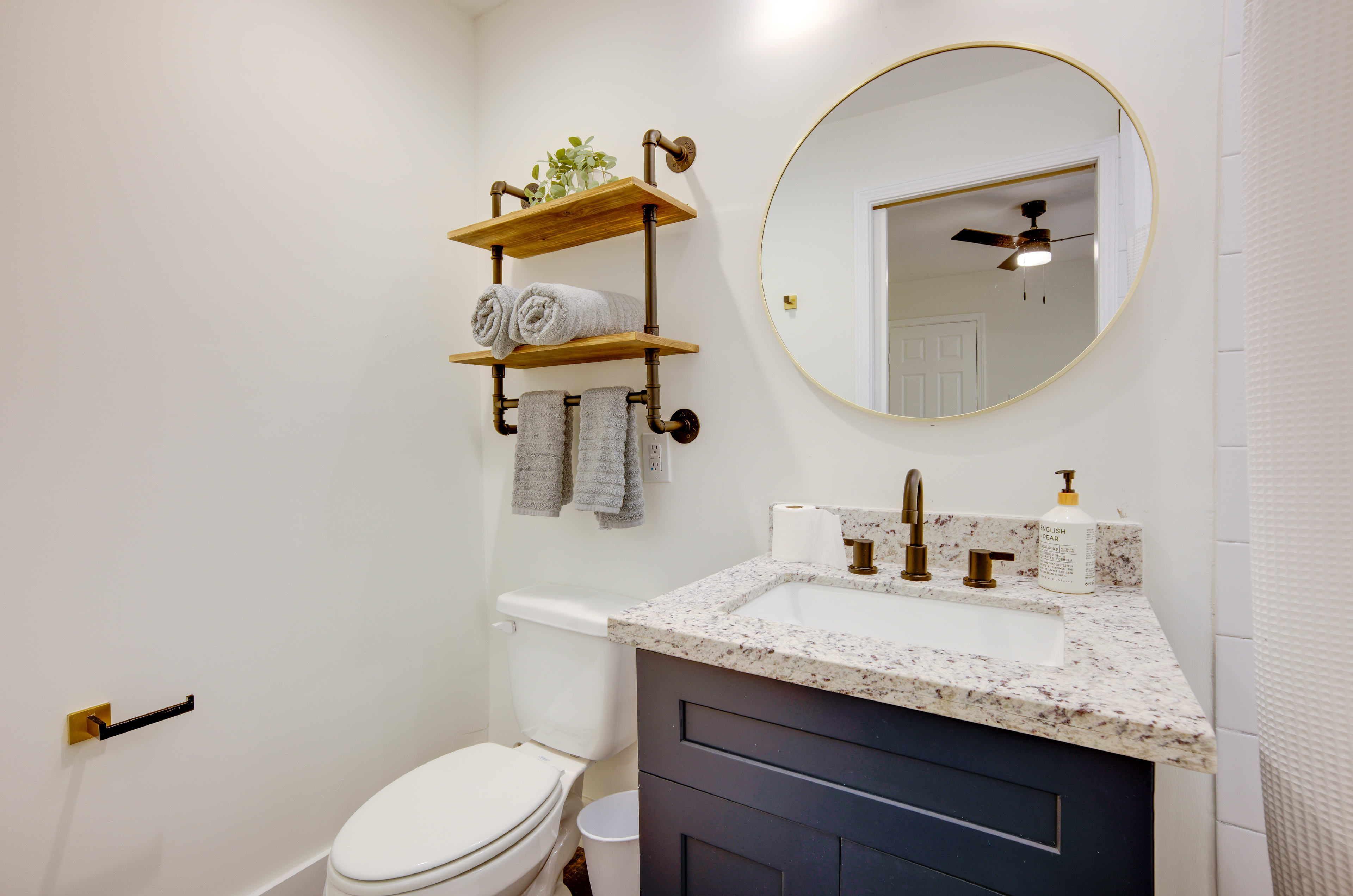 En-Suite Bathroom | Towels Provided | Complimentary Toiletries