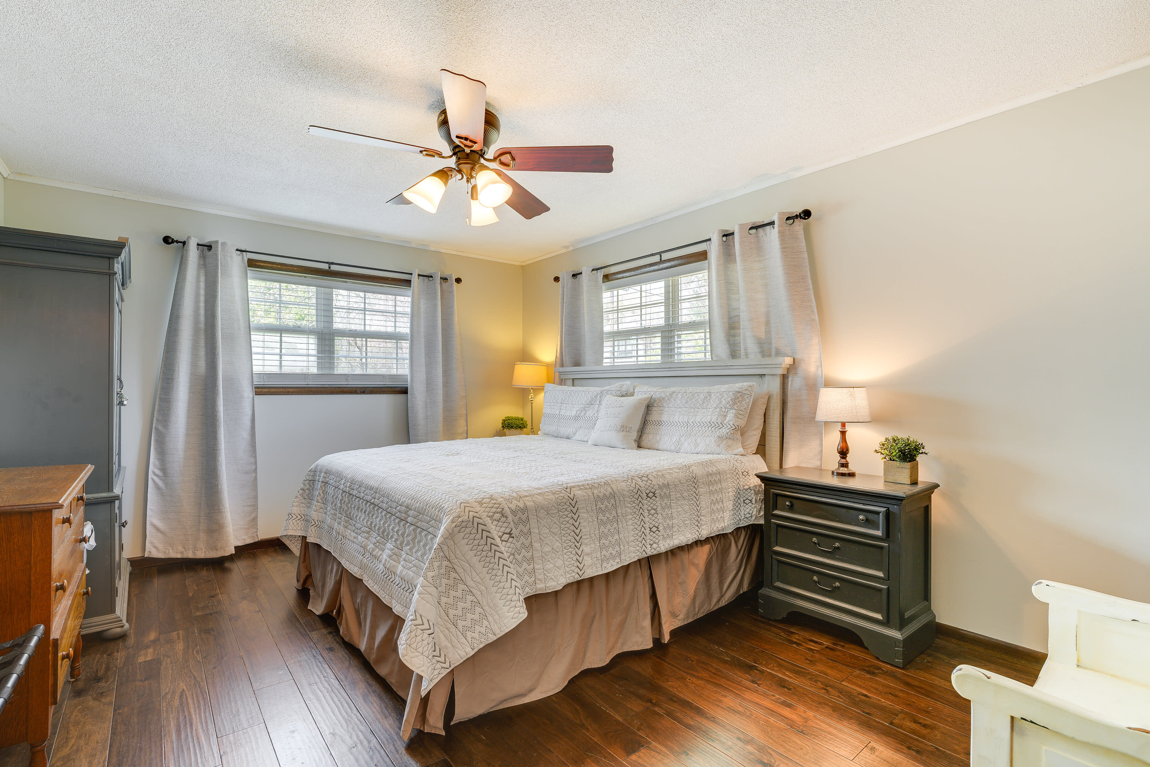 Bedroom 2 | King Bed | Smart TV | En-Suite Bathroom