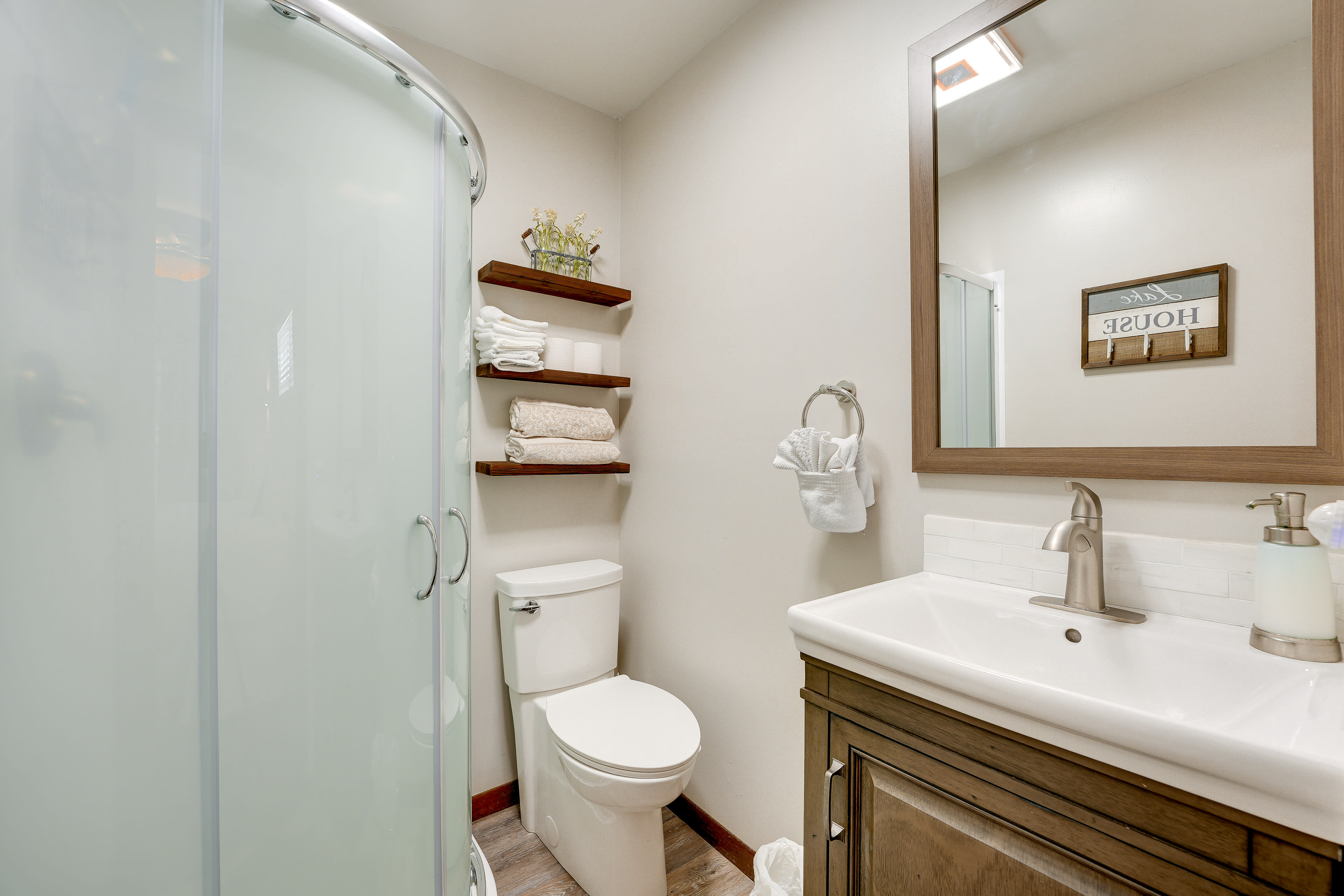 Full Bathroom | Complimentary Toiletries