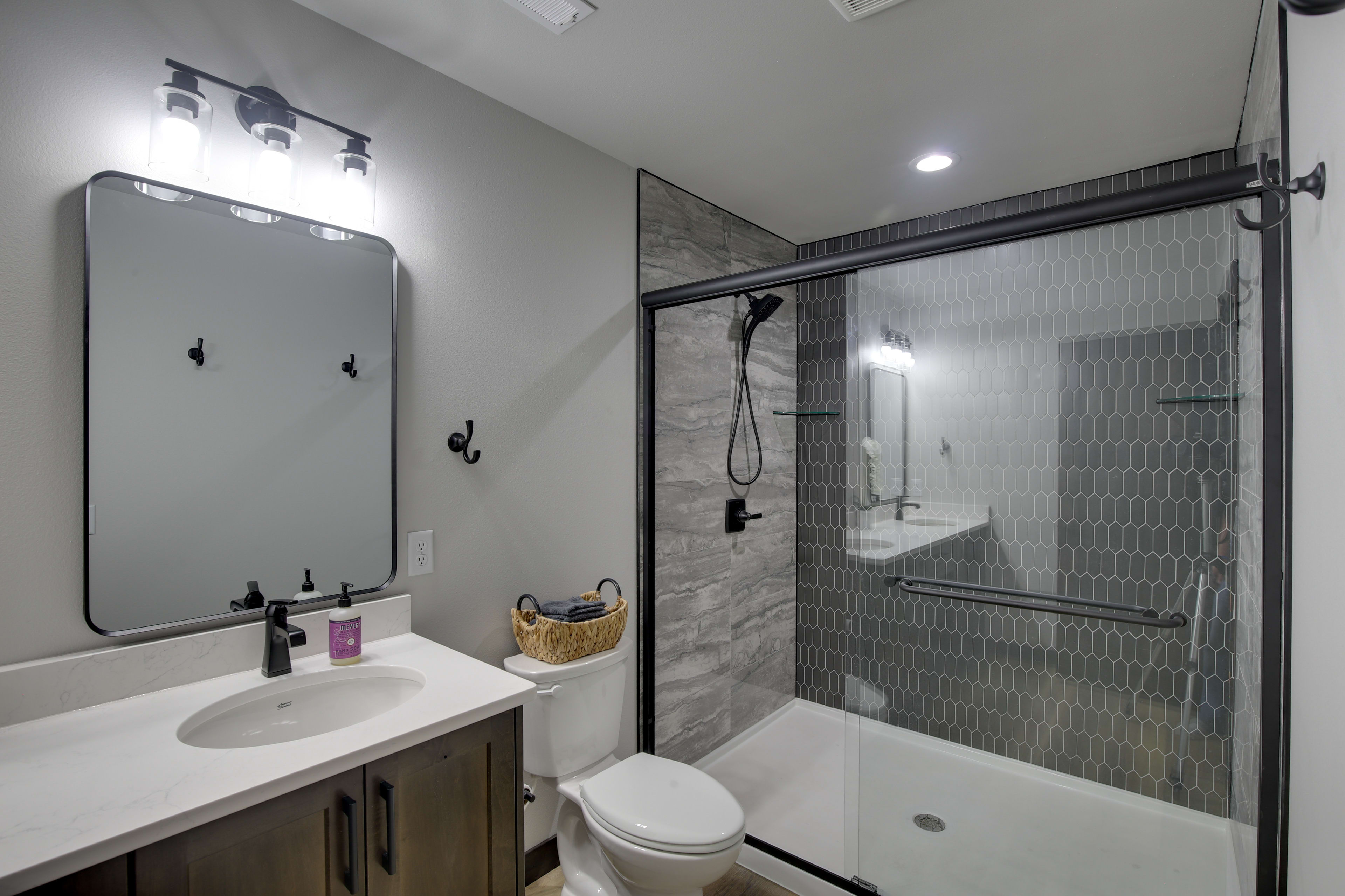 Full Bathroom | Towels Provided | Complimentary Toiletries