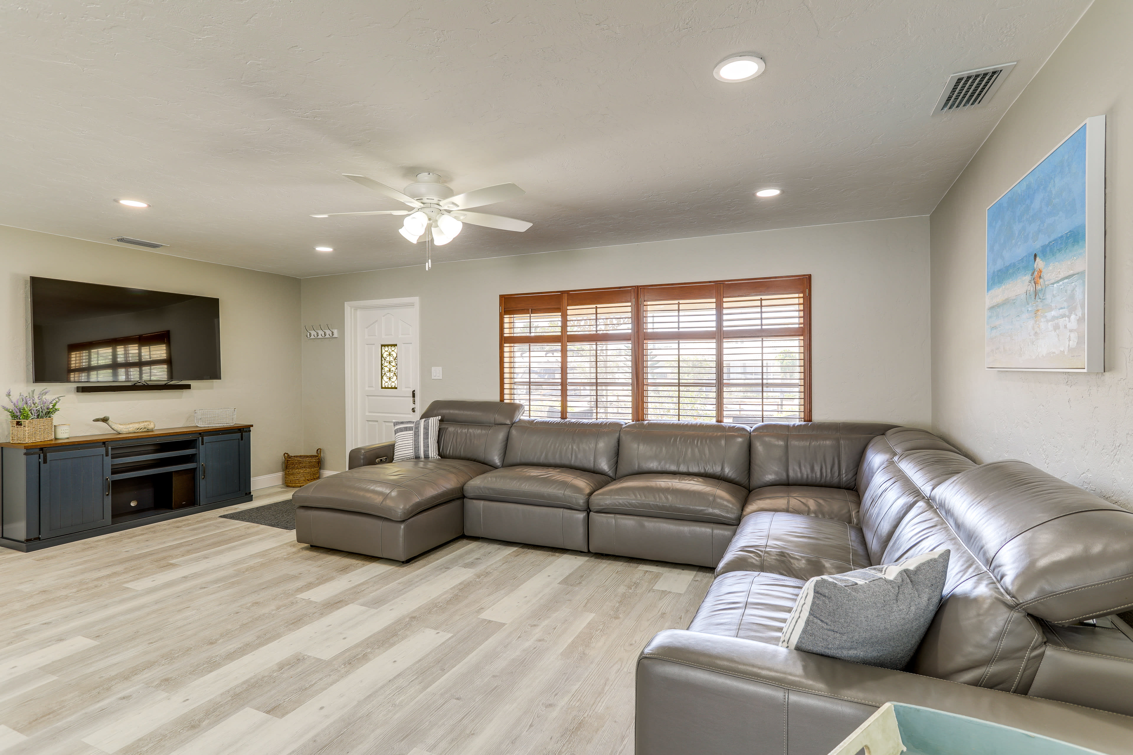 Living Room | Pack 'n Play | Smart TV | Central A/C | Sleeper Sofa