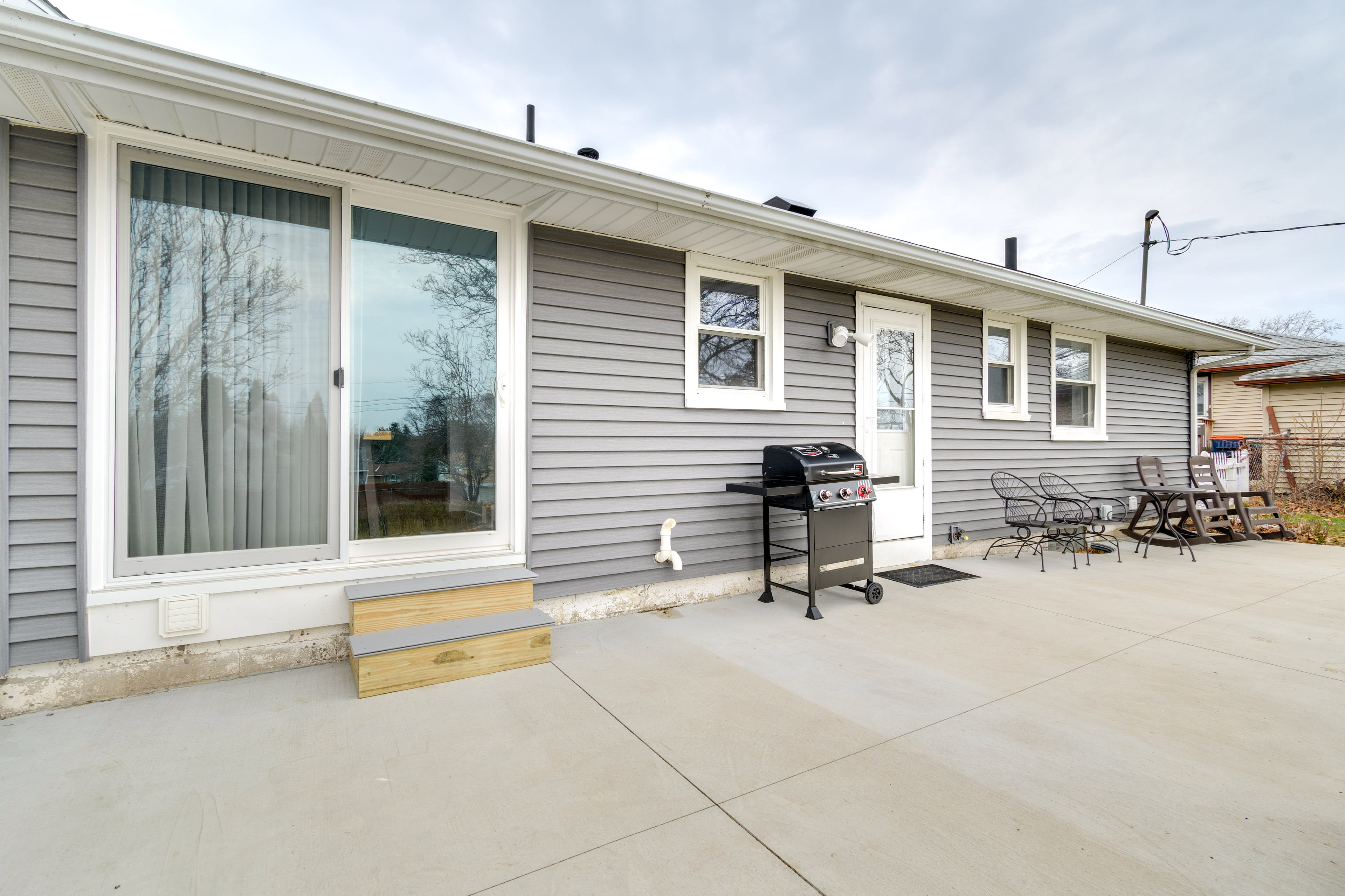 Back Patio | Gas Grill | Propane Provided