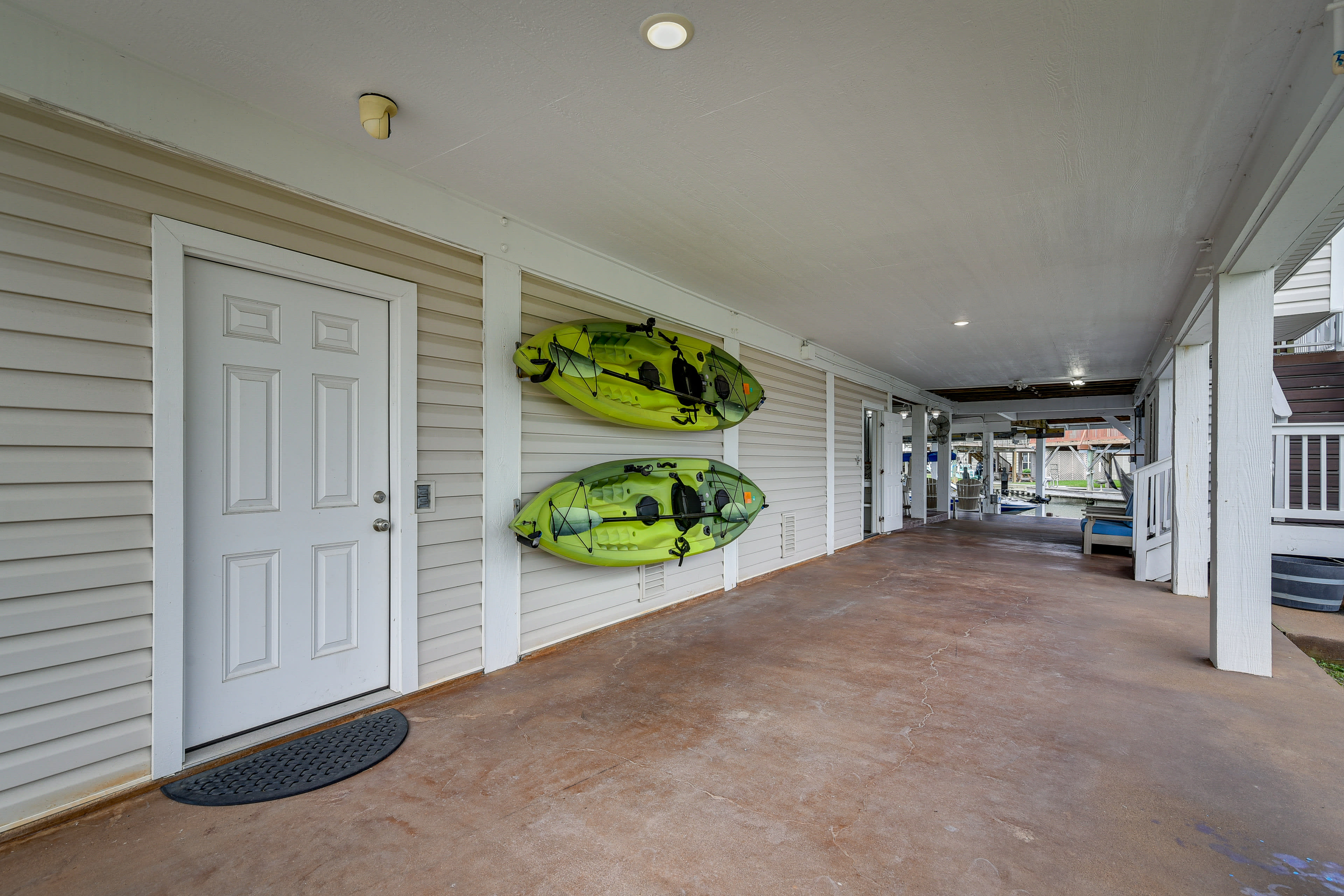 Covered Patio | 2 Kayaks