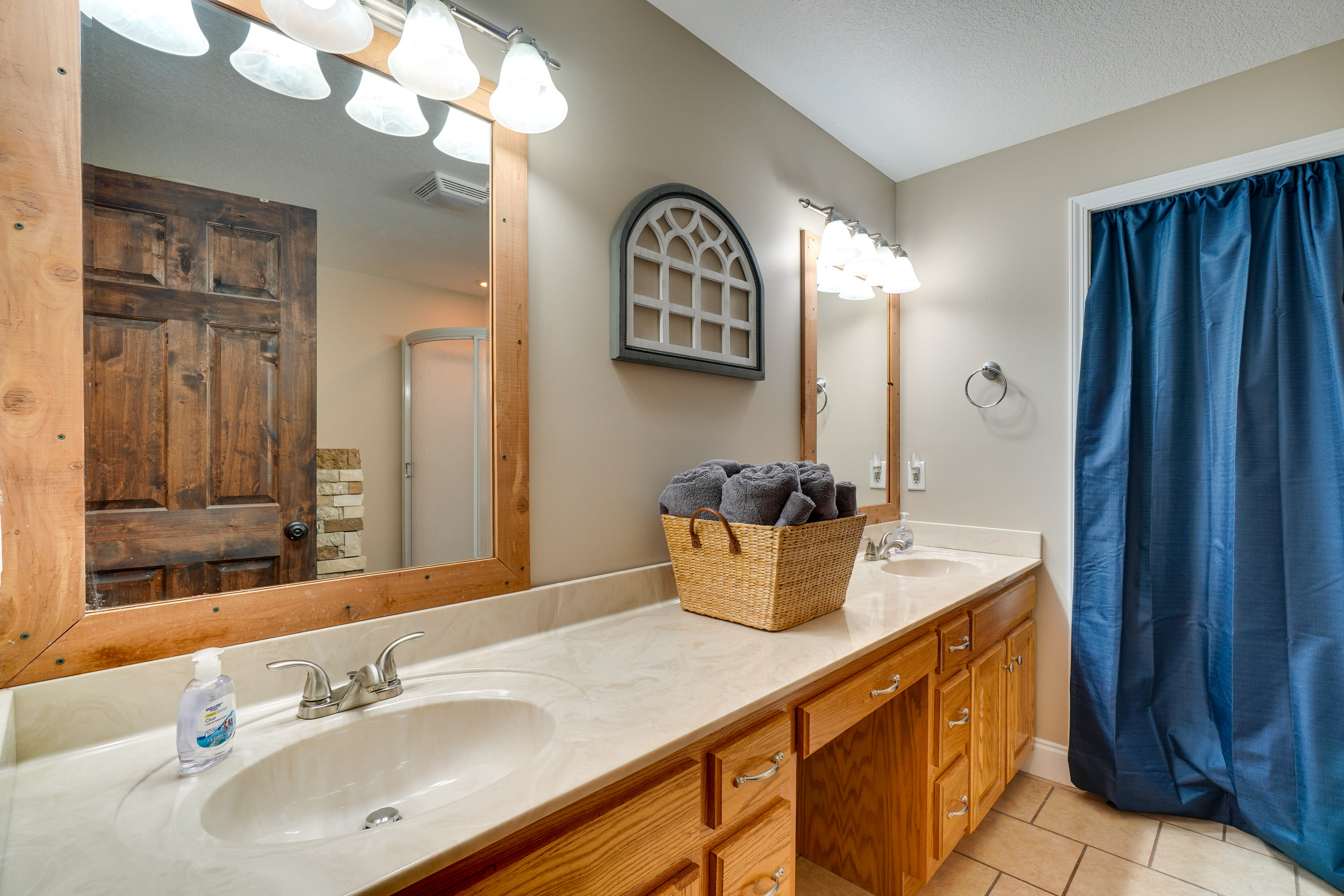 Full Bathroom | Jetted Tub | Walk-In Shower | Towels Provided