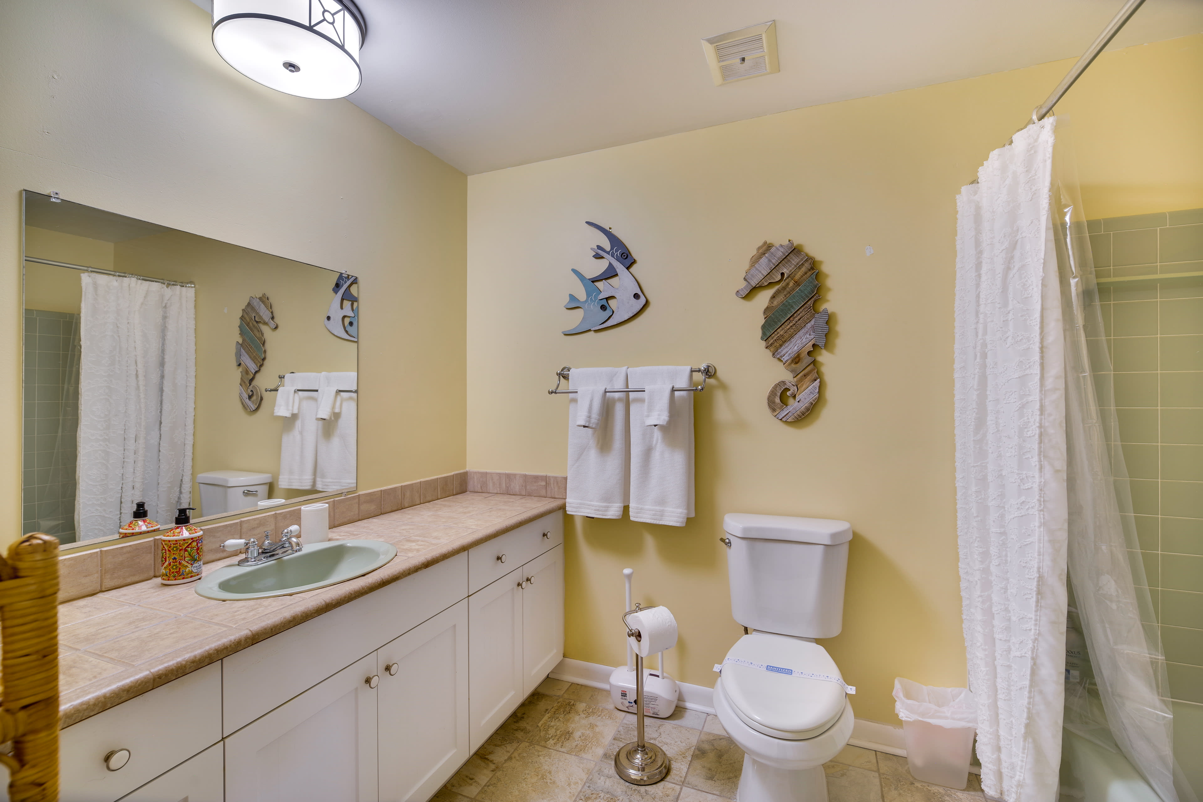 Full Bathroom | Towels Provided | Shower/Tub Combo