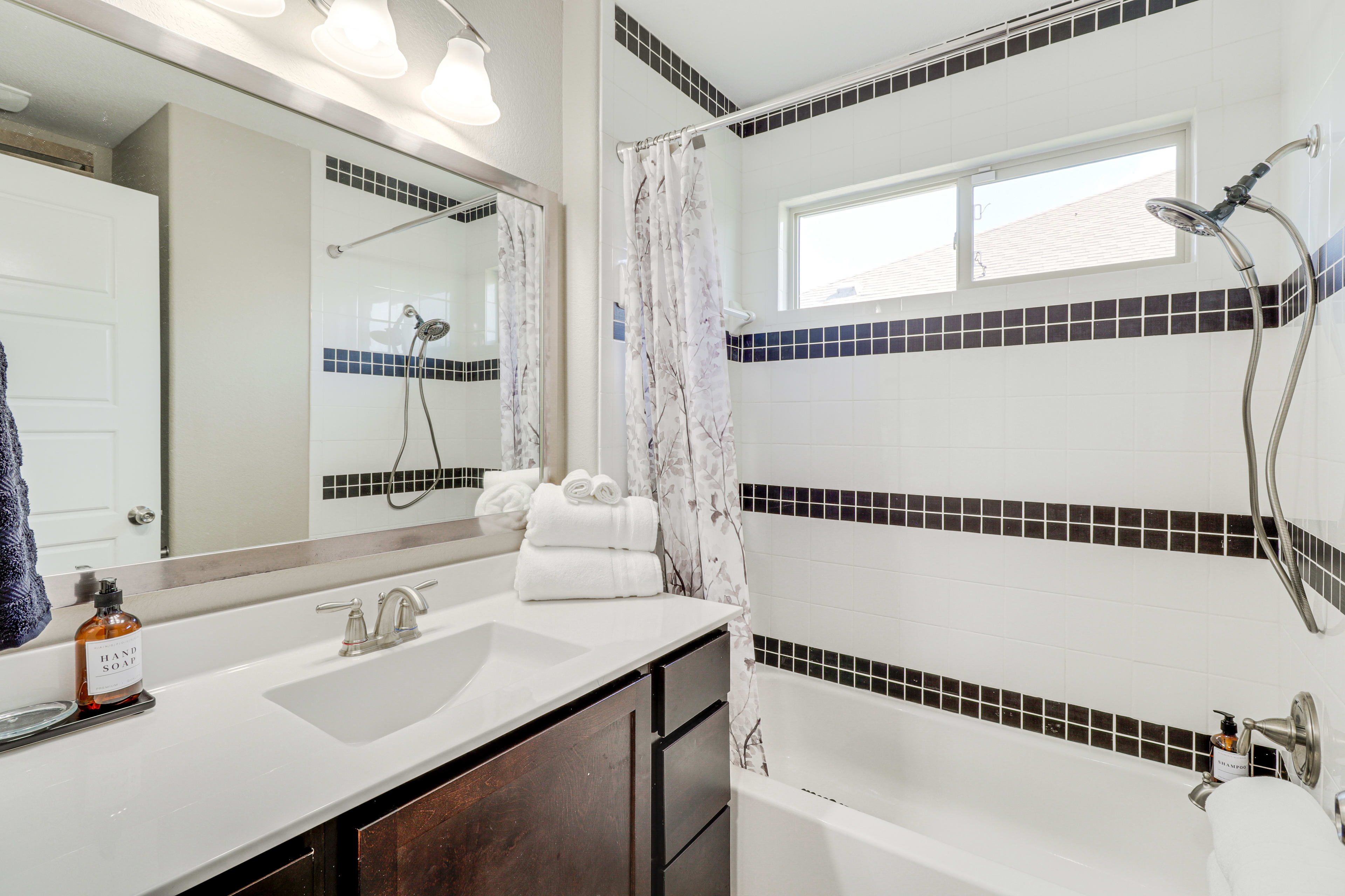 Full Bathroom | Towels Provided | Complimentary Toiletries