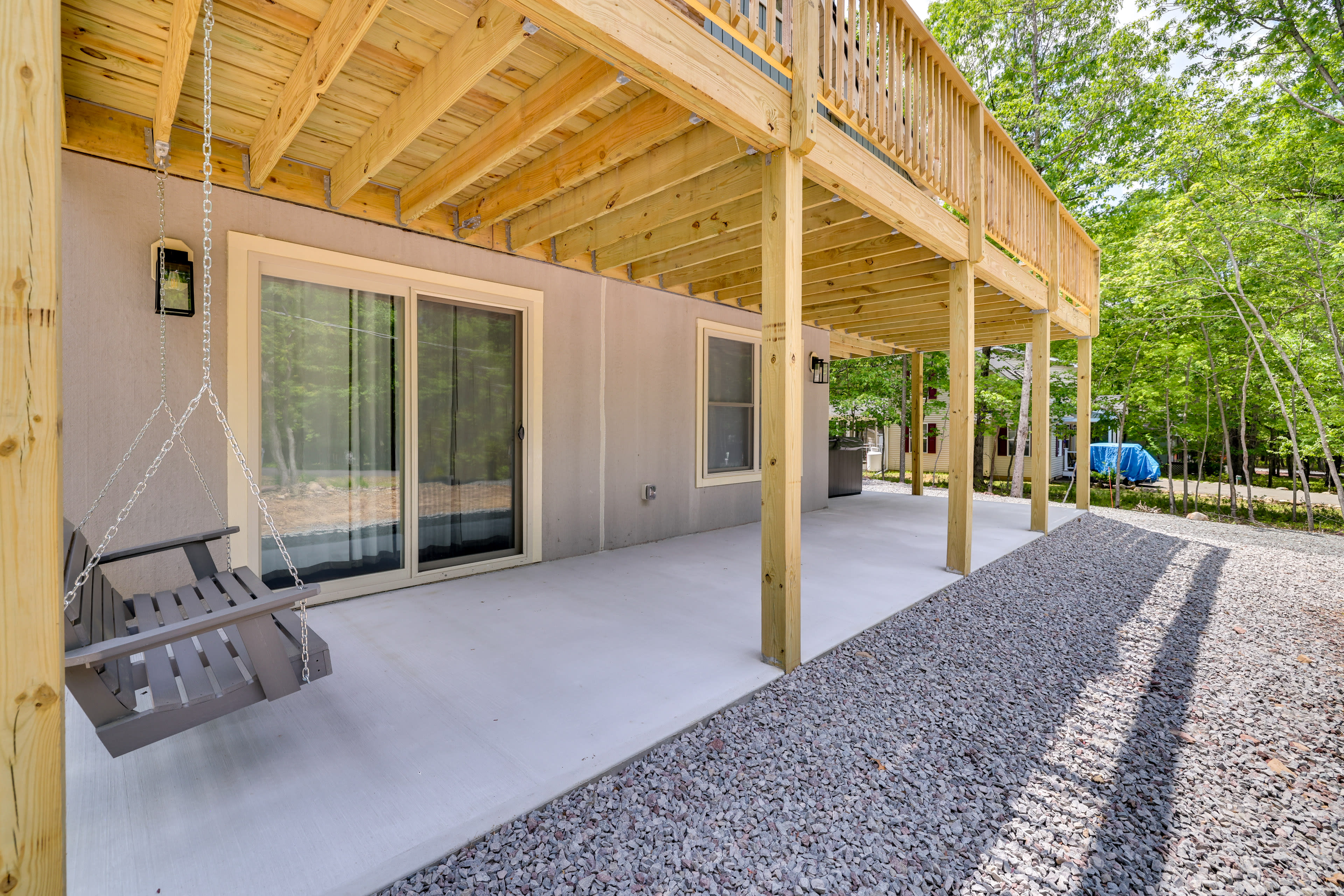 Lower Deck | Swing Bench | 6-Person Hot Tub