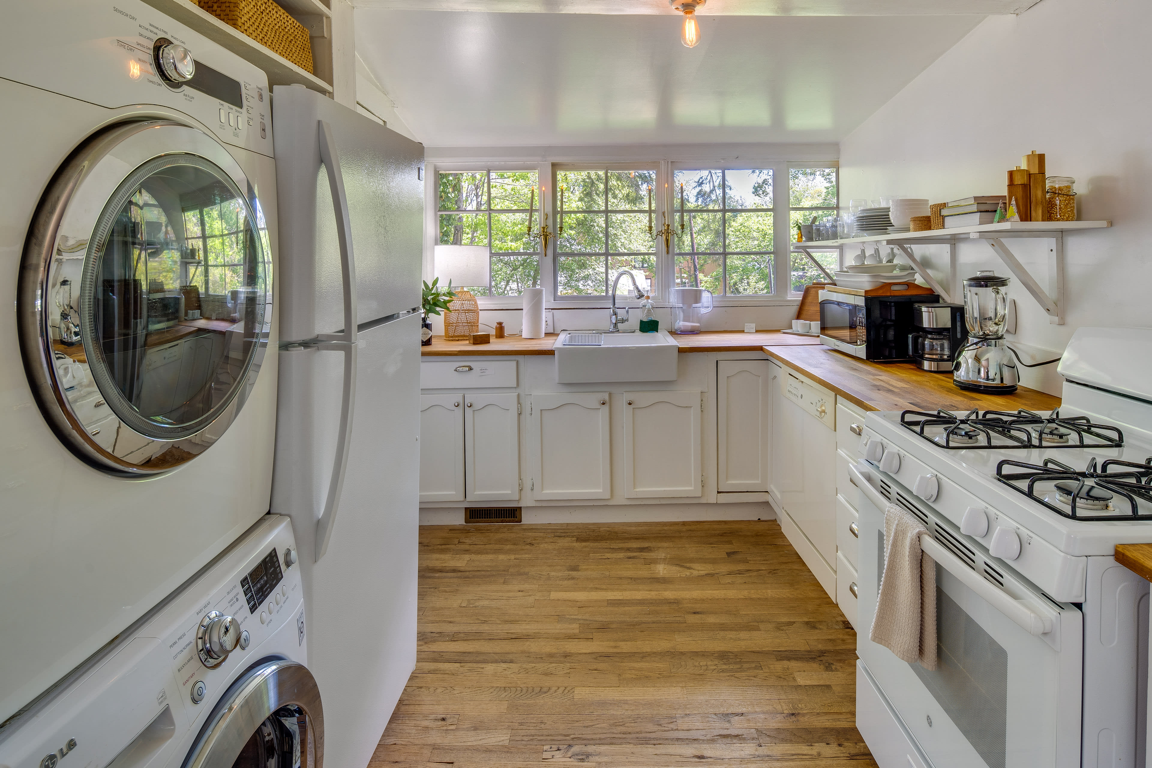 Kitchen | Washer/Dryer w/ Laundry Detergent | Gas Stove/Oven | Blender