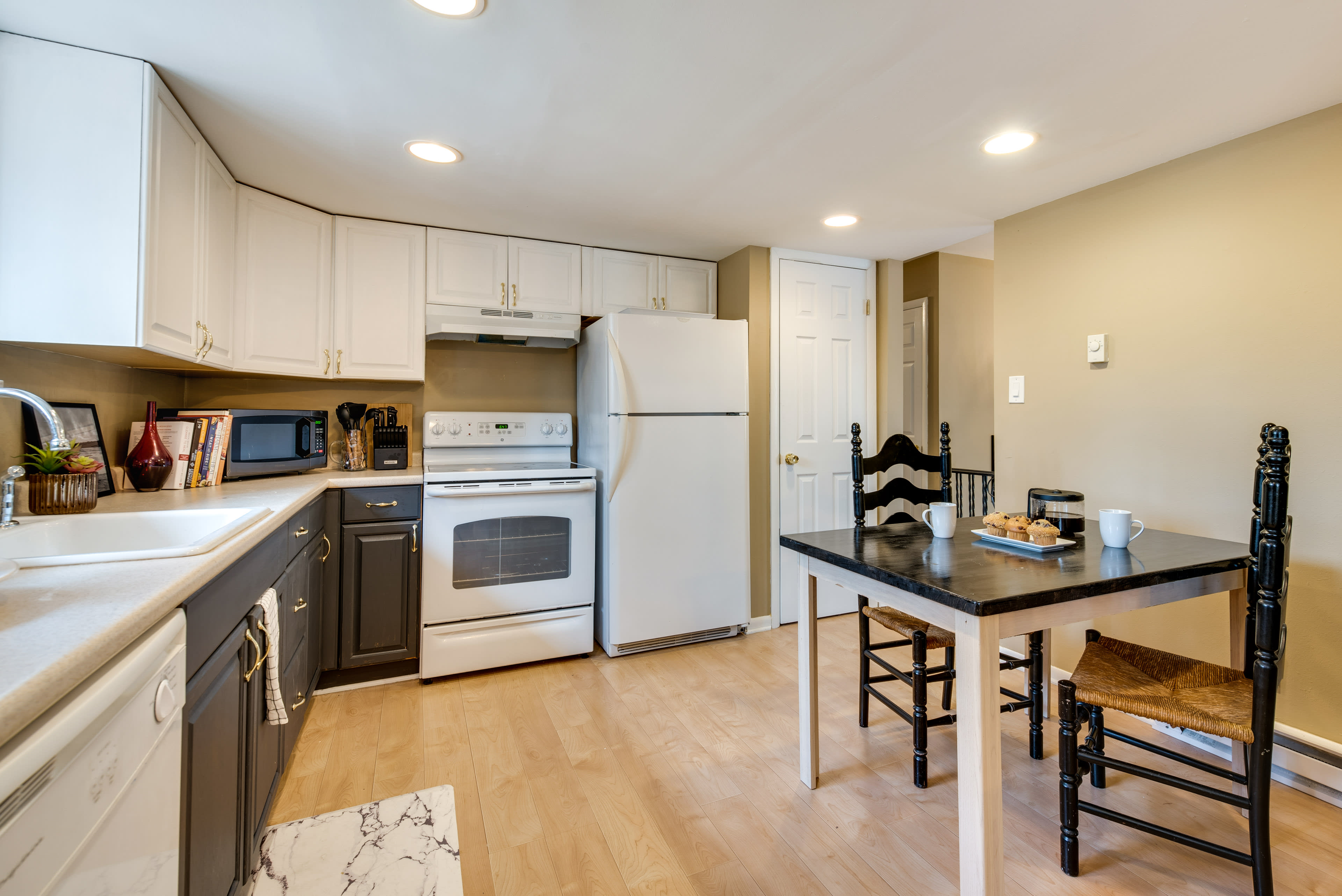 Kitchen | Equipped w/ Cooking Basics | Breakfast Table