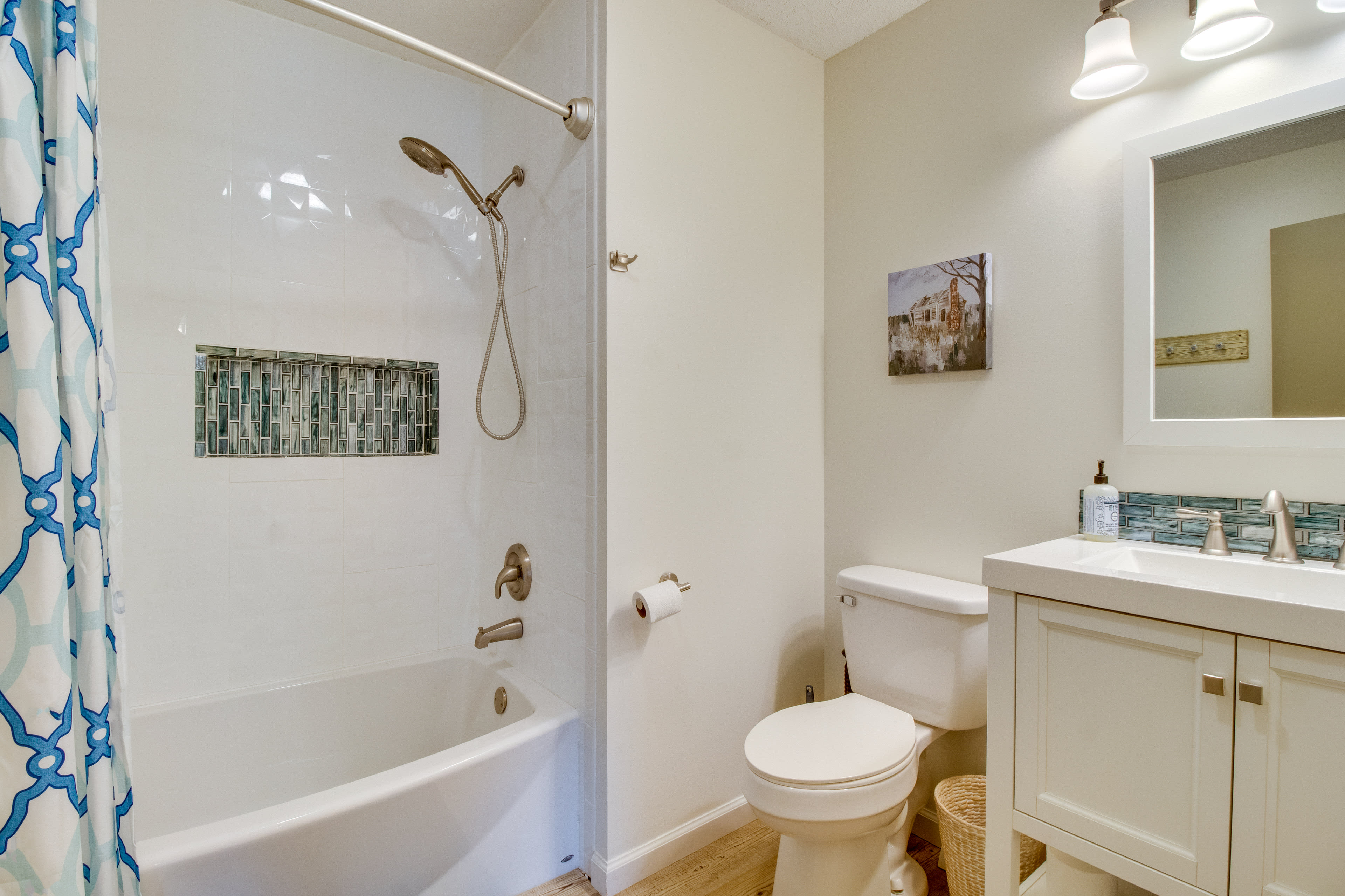 Full Bathroom | 1st Floor | Shower/Tub Combo | Towels Provided