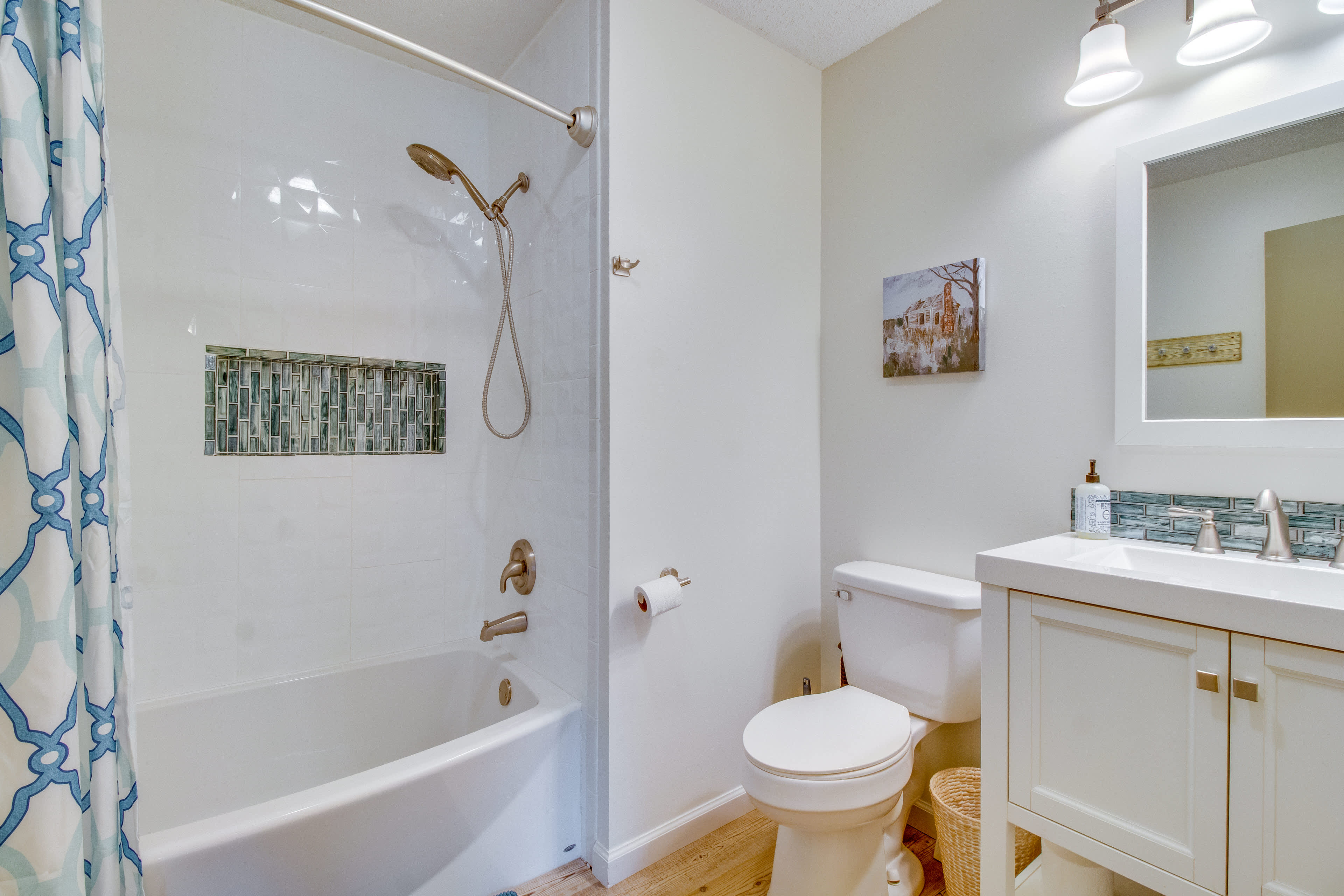 Full Bathroom | 1st Floor | Shower/Tub Combo | Towels Provided