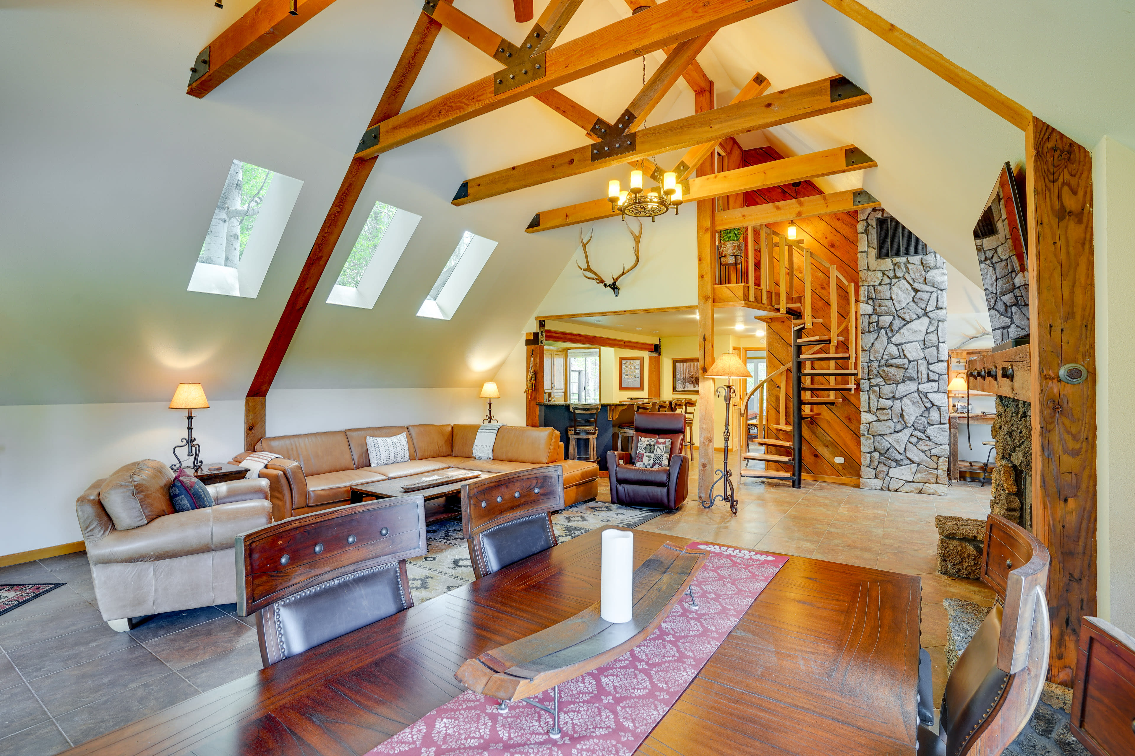 Living Room | Smart TV | Fireplace | Ceiling Fans