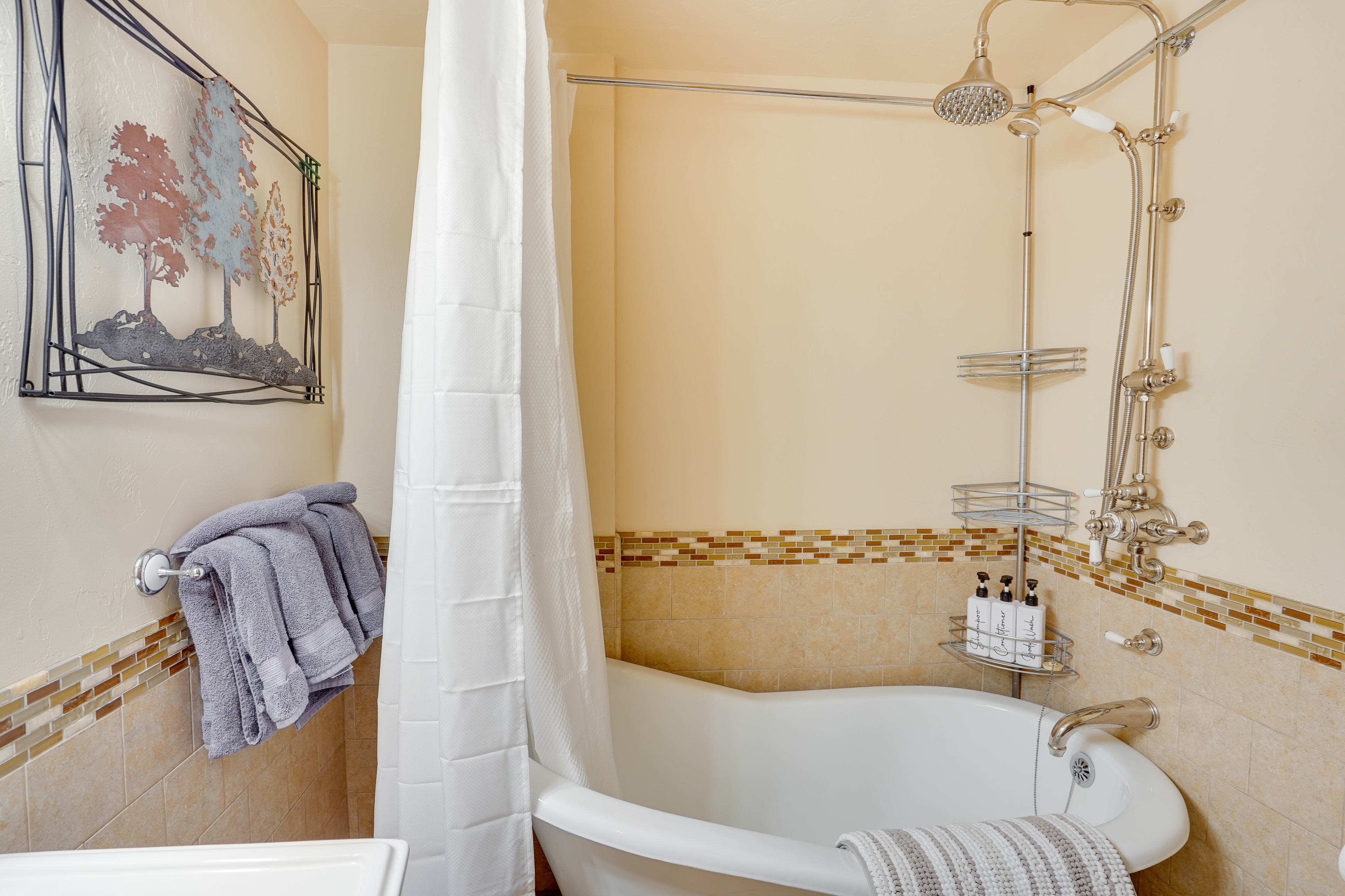 Full Bathroom | 1st Floor | Complimentary Toiletries | Washer/Dryer