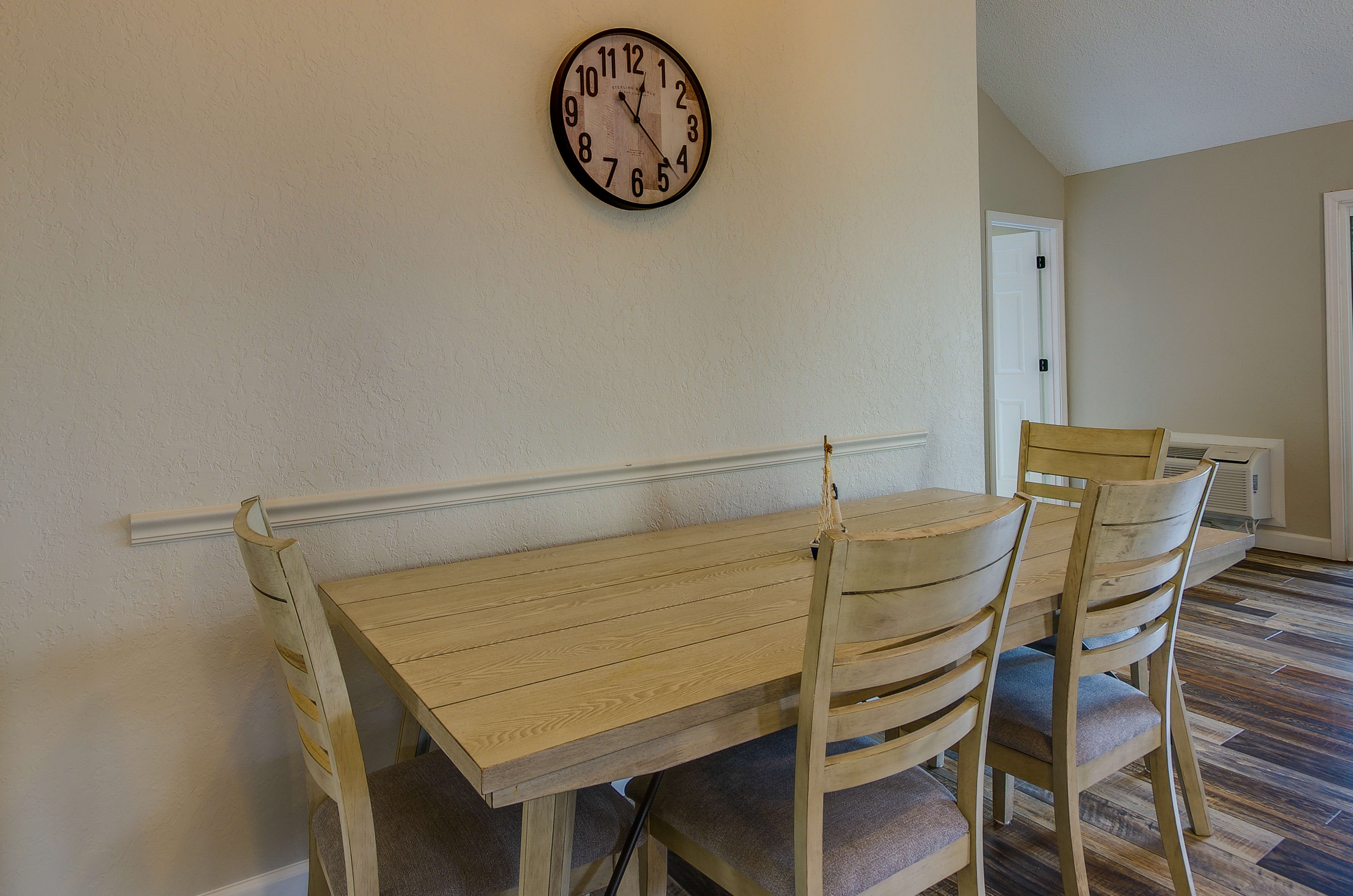 Dining Area | Dishware & Flatware Provided