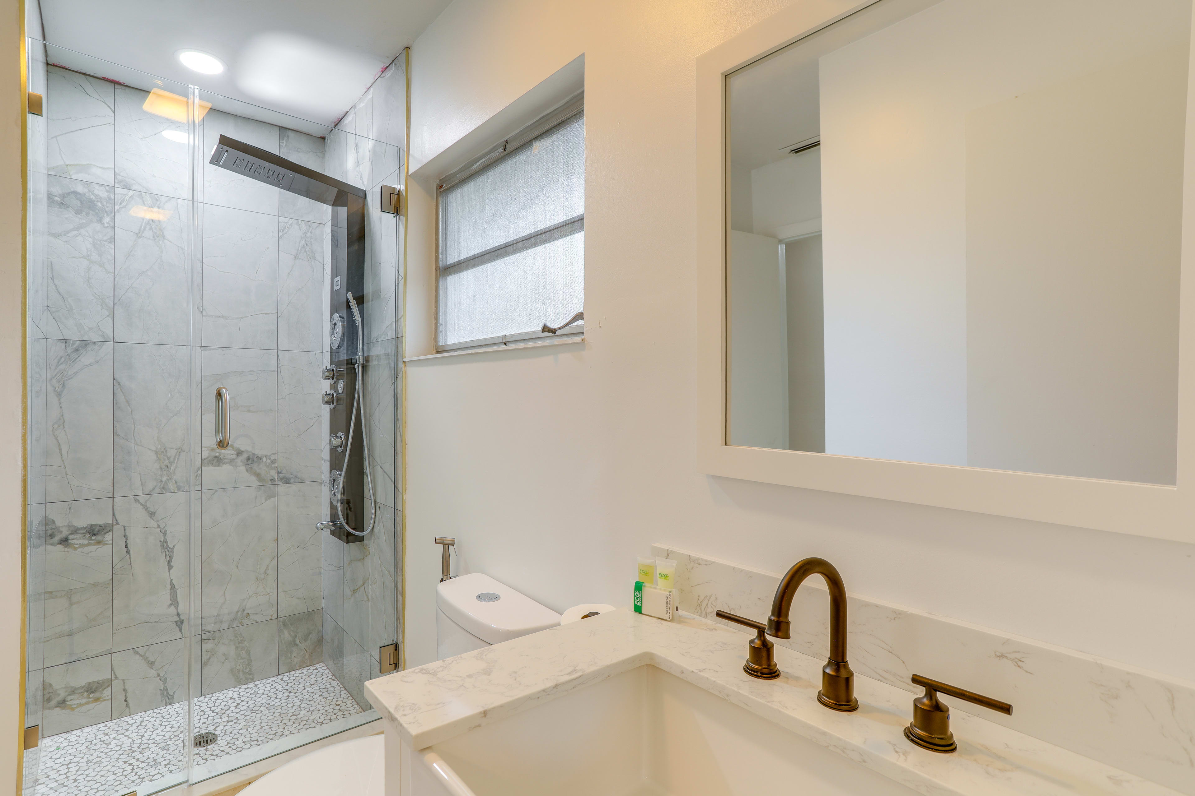 Full Bathroom | Towels Provided | Complimentary Toiletries