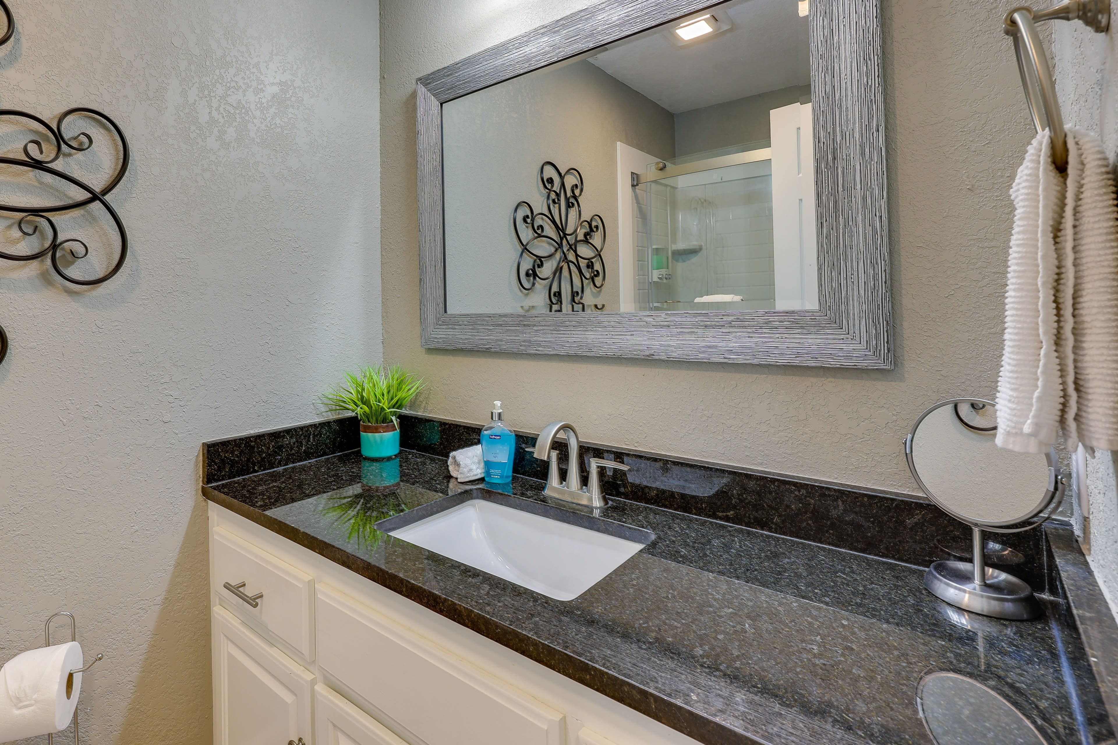 Full Bathroom | Complimentary Toiletries