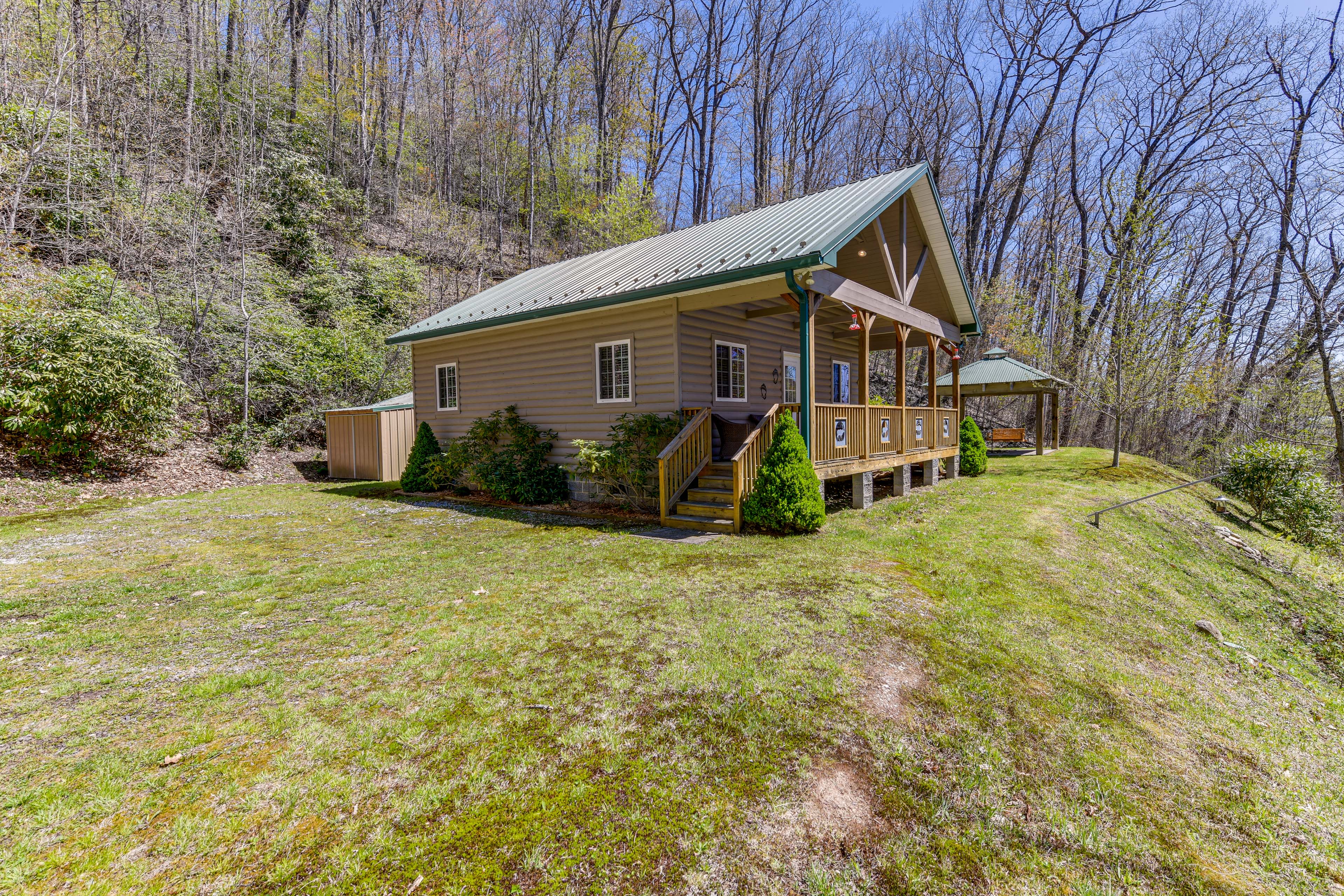 Maggie Valley Vacation Rental | 2BR | 1BA | 725 Sq Ft | Stairs Required