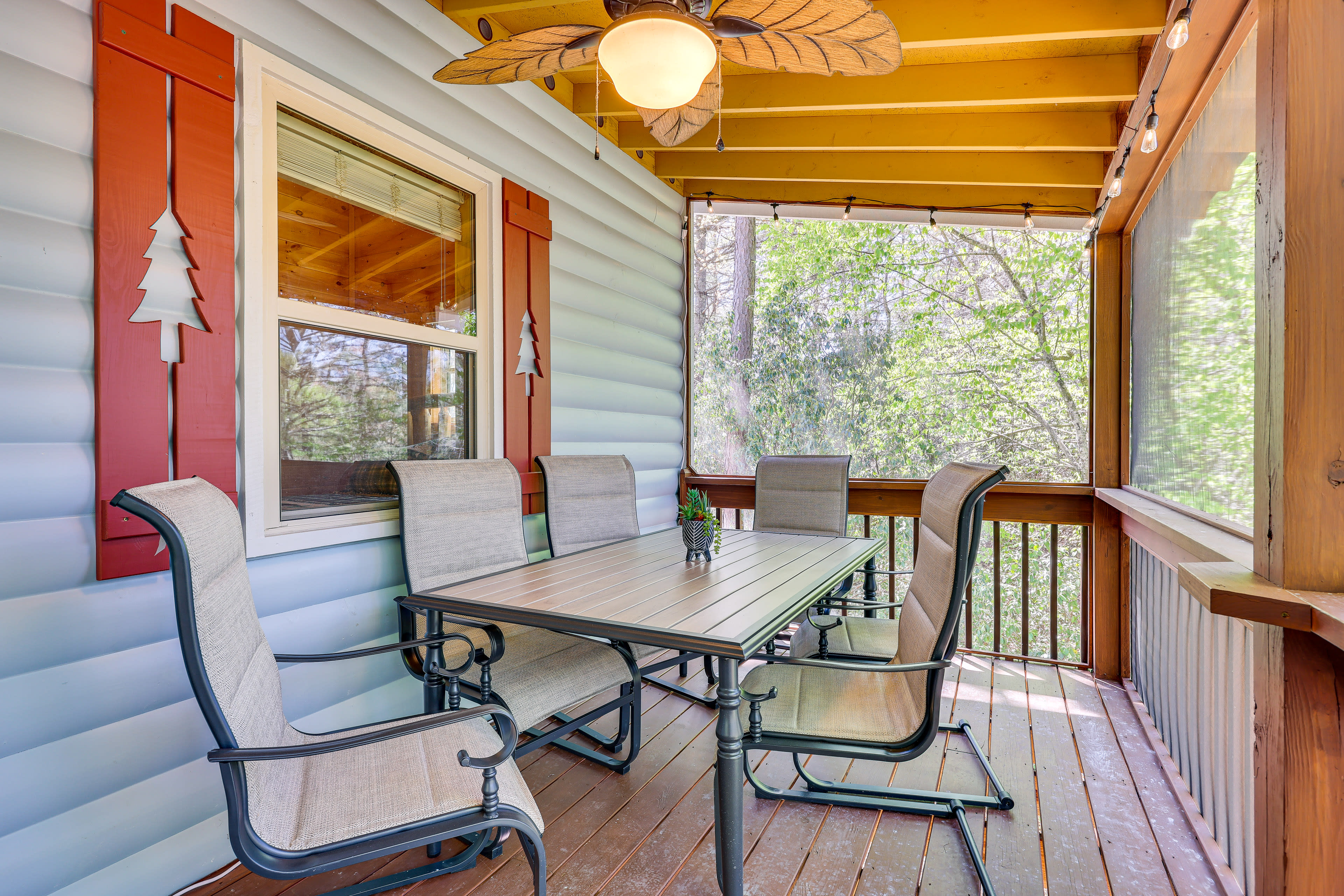 Screened Porch | Dining Area