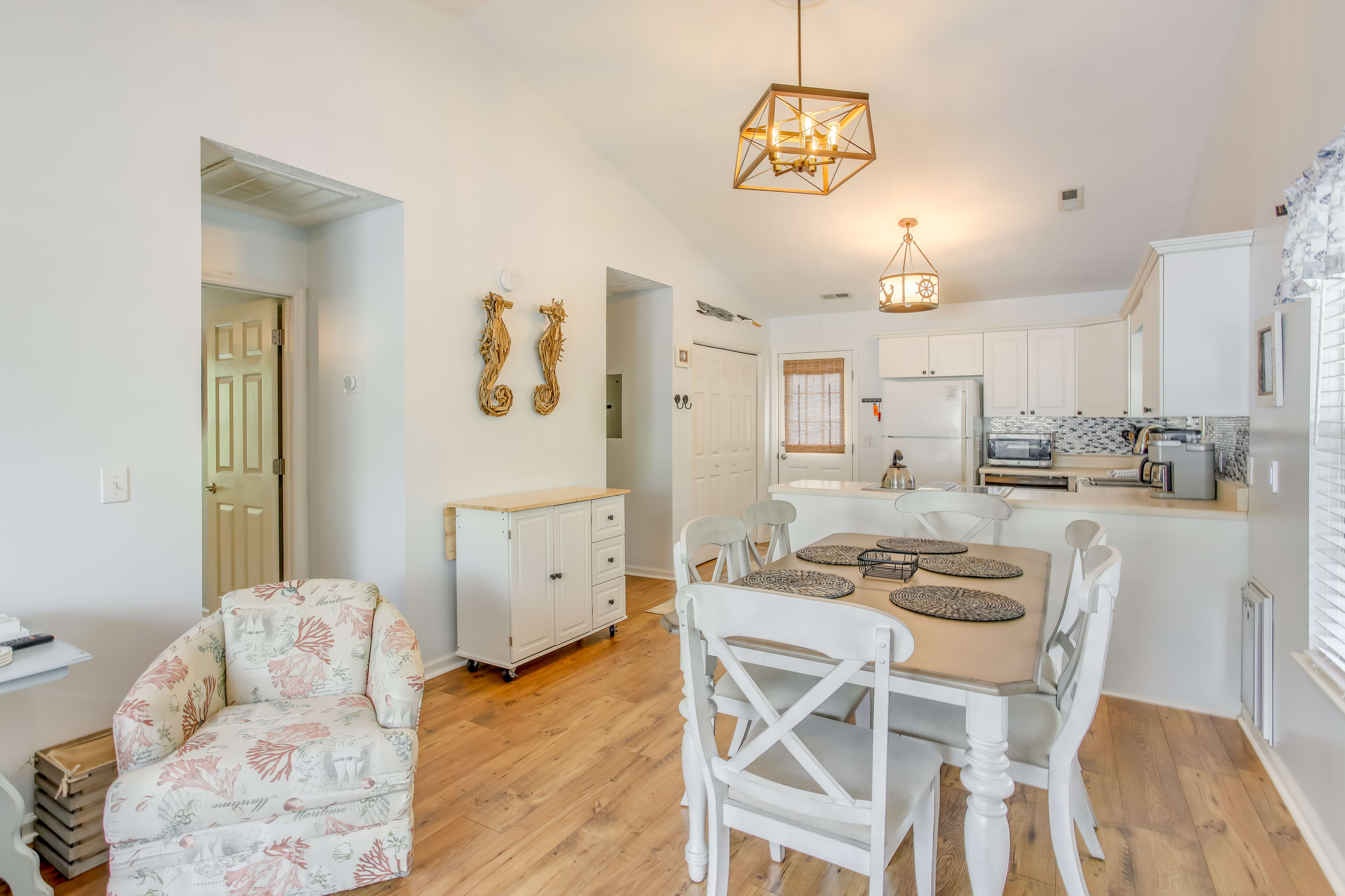 Dining Area | Dishware/Flatware Provided