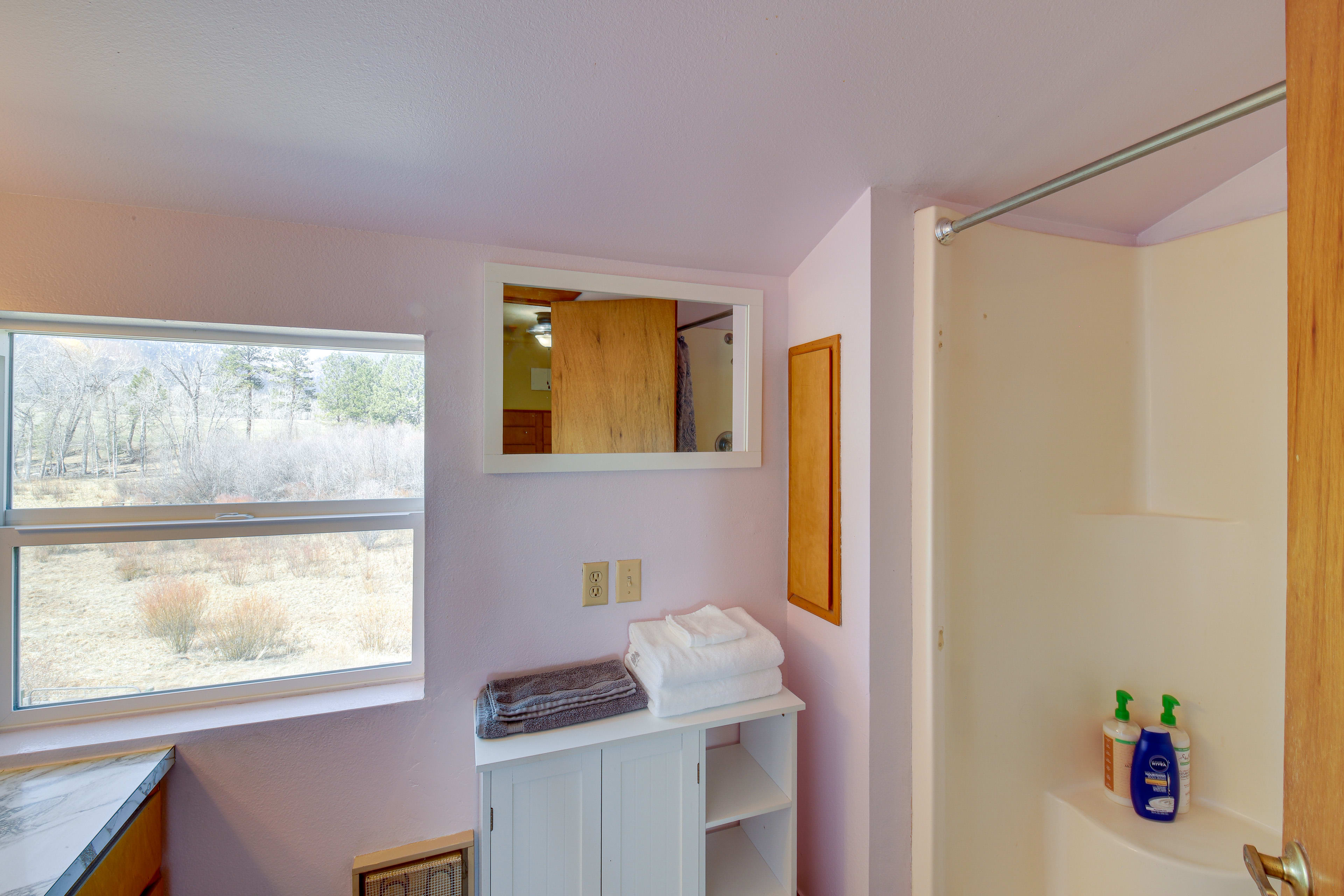 Full Bathroom | 2nd Floor | Complimentary Toiletries