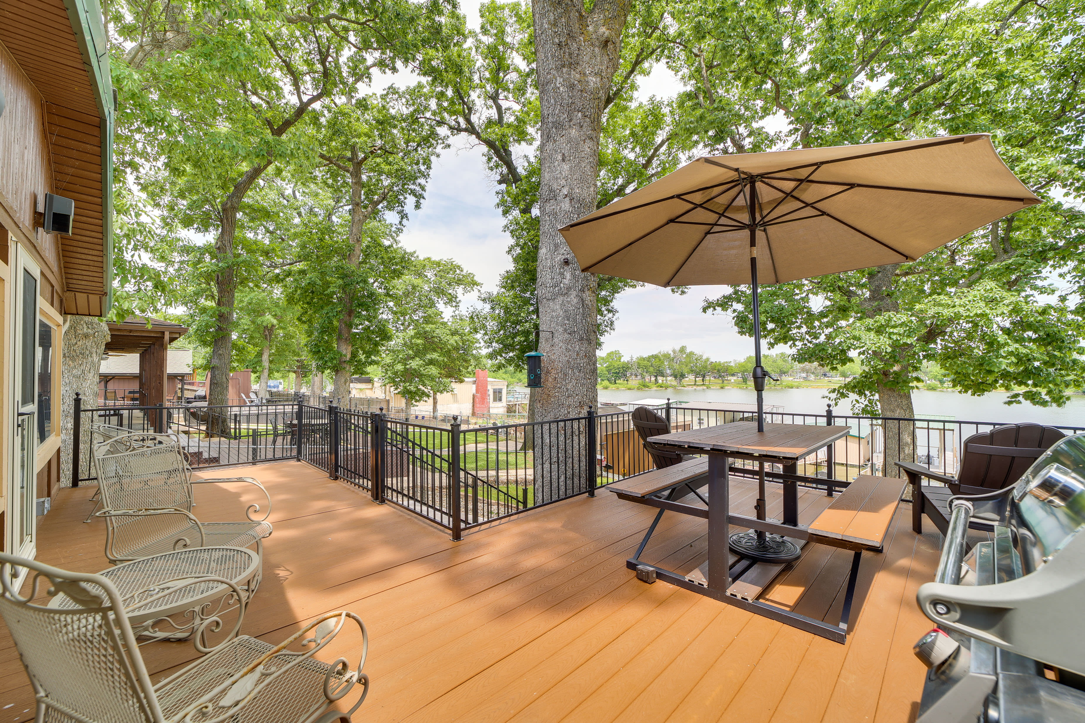 Deck | Dining Area | Gas Grill