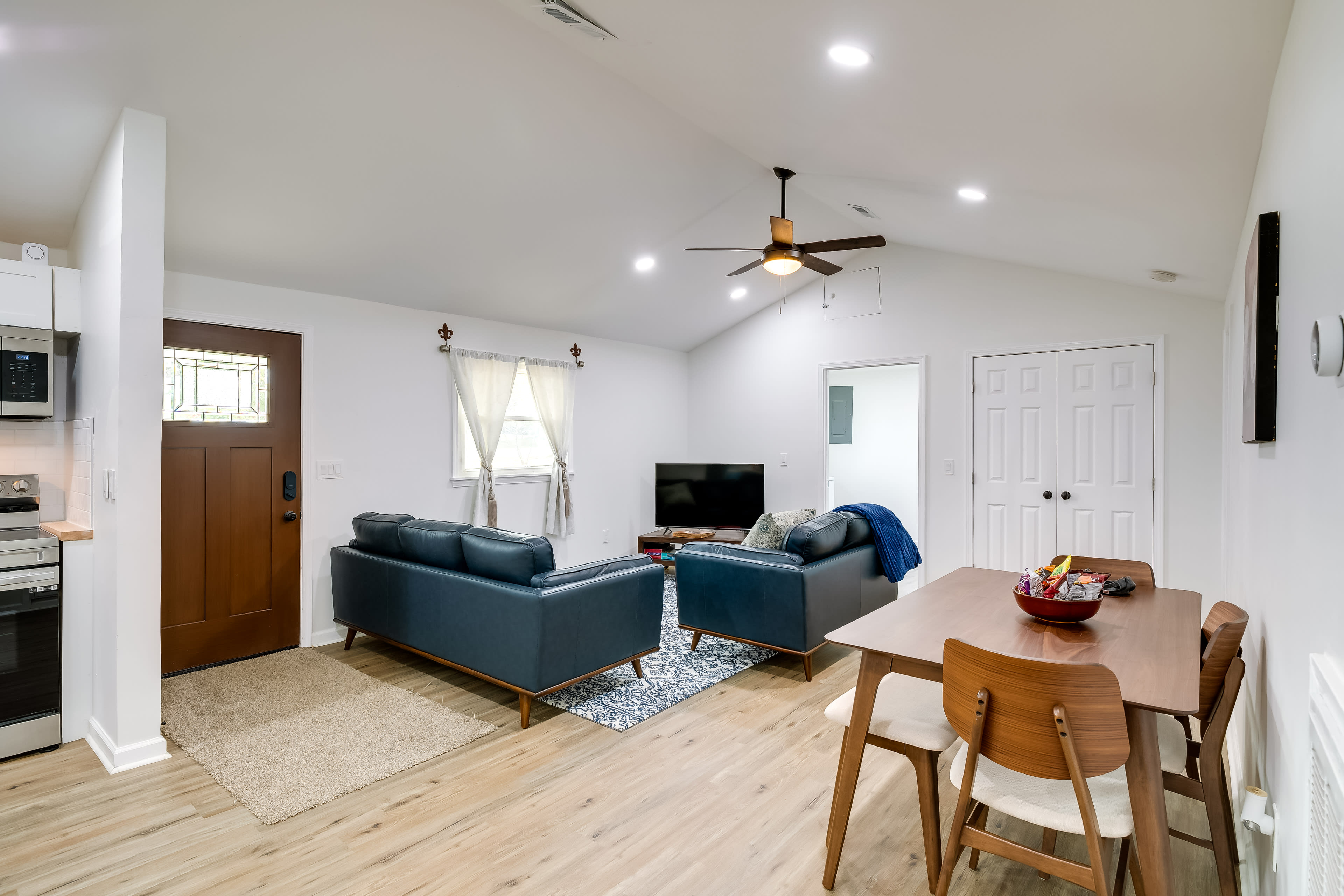 Dining Area | Dishware/Flatware Provided