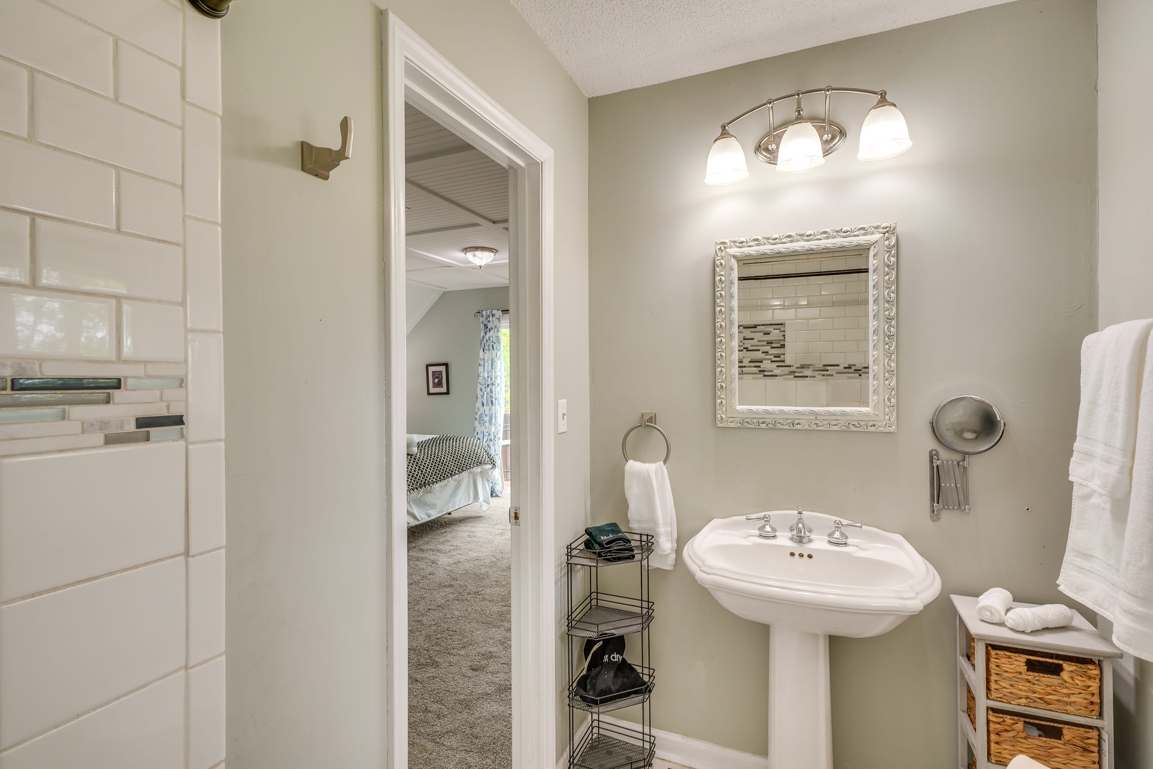 Full Bathroom | 2nd Floor | Walk-In Shower | Towels Provided