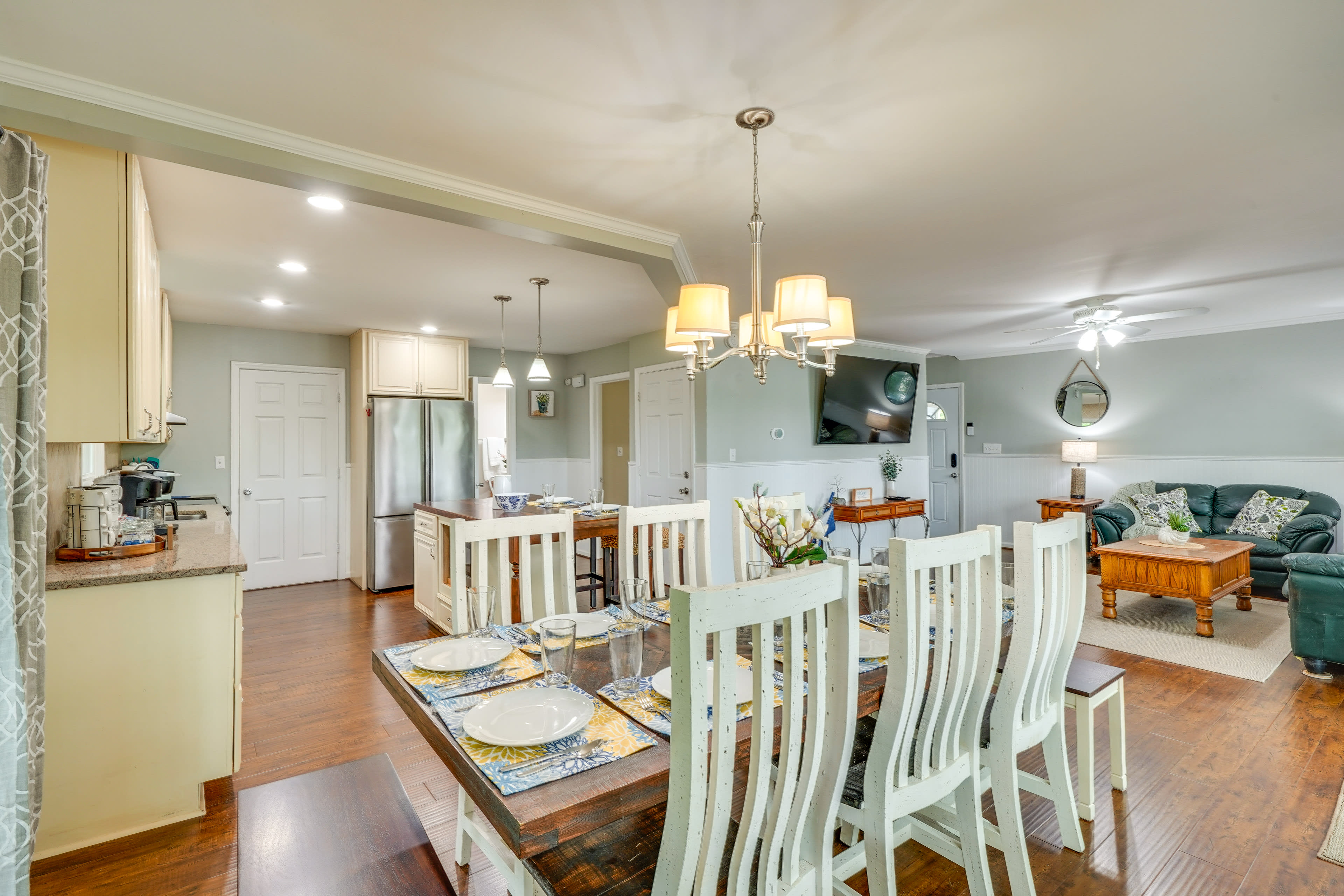 Dining Area | Dining Table | Dishware/Flatware