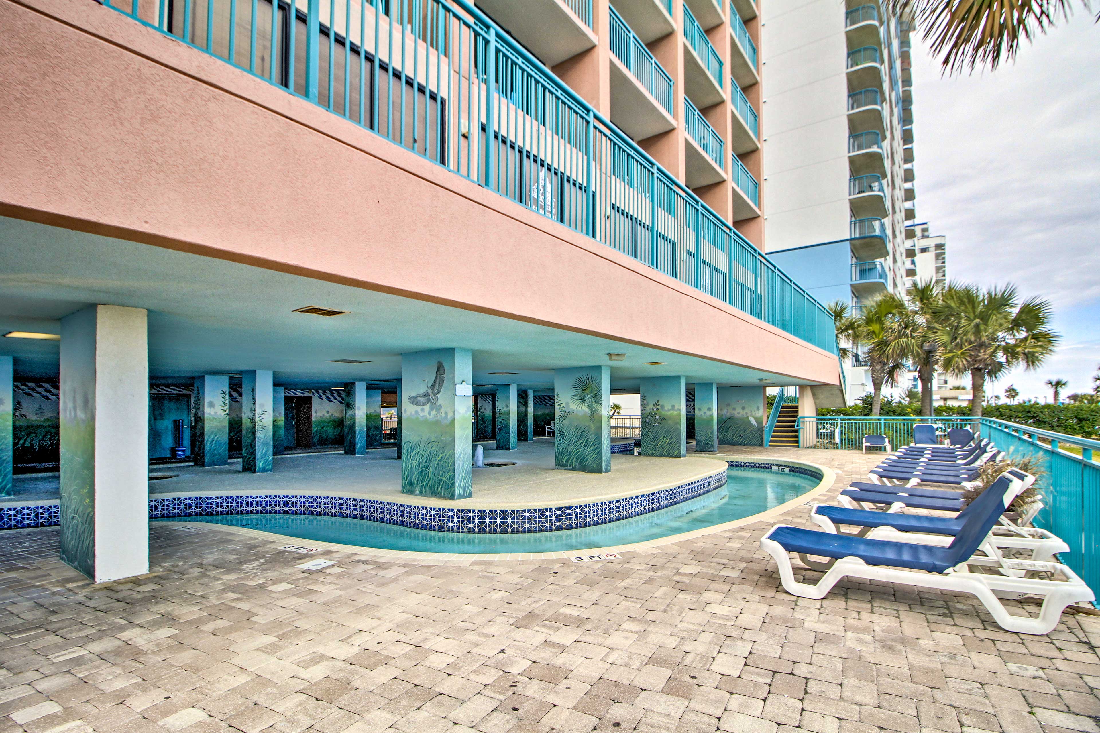 Community Amenities | Pools | Lazy River | Coin Laundry | Beach