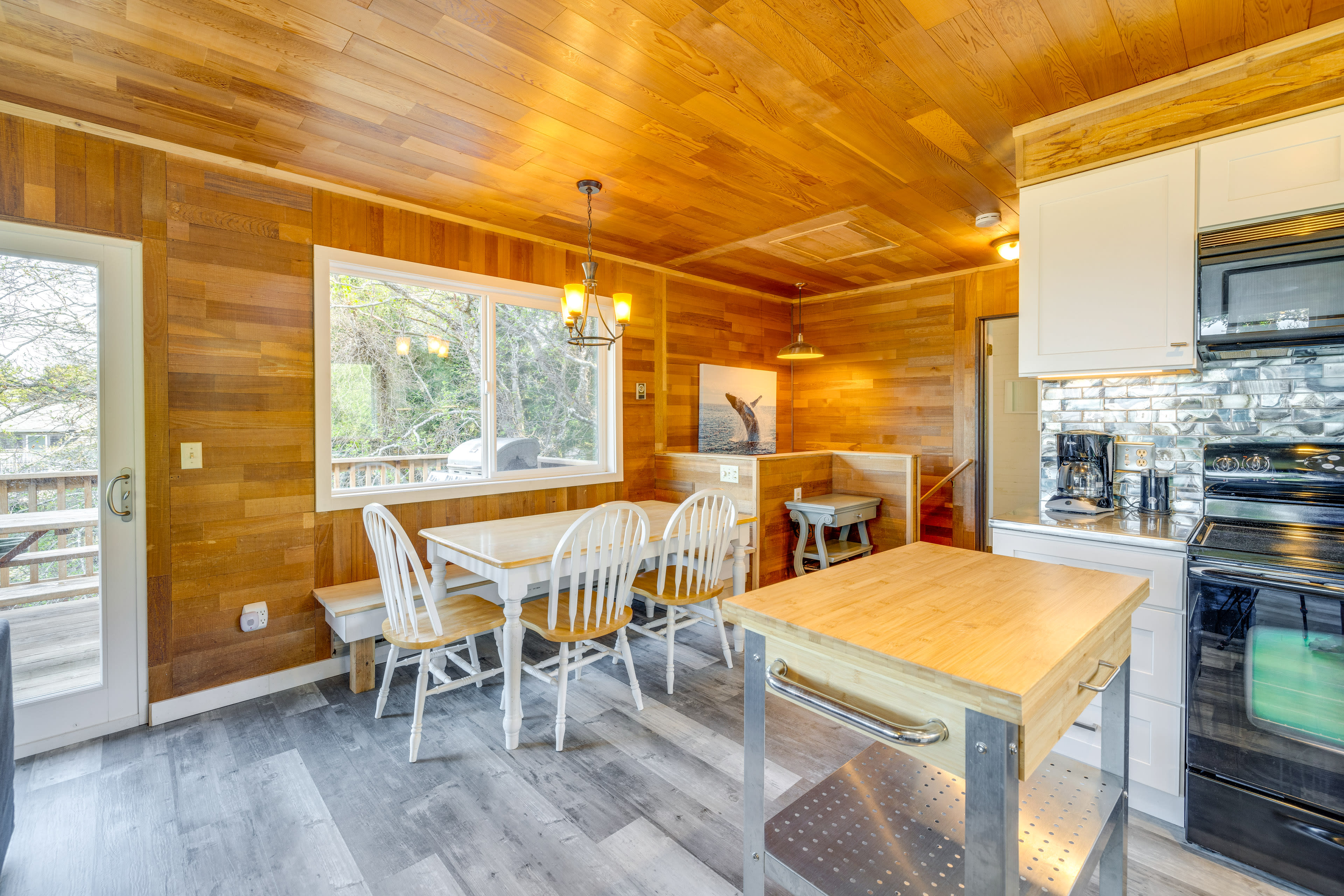 Dining Area | Dishware/Flatware Provided